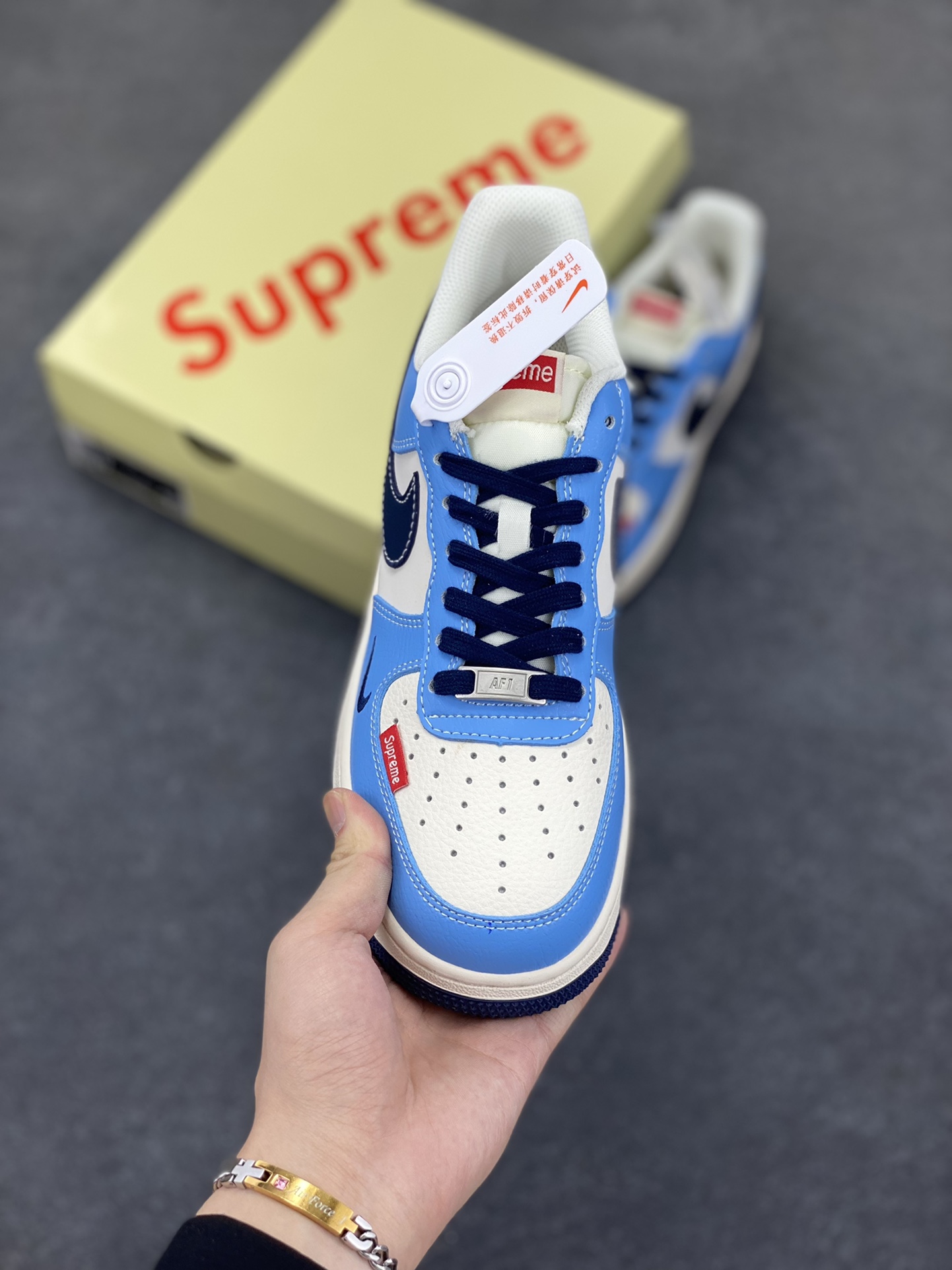 图片[2]-NIke Air Force 1 \’07 Low “suprem联名——白蓝黑”空军一号 低帮 运动鞋 休闲鞋 折边针车 工艺难度大 原楦头原纸板 原装鞋盒 定制五金配件 内置全掌气垫 原厂鞋底 货号：HS8068-020 尺码：36 36.5 37.5 38 38.5 39 40 40.5 41 42 42.5 43 44 44.5 45-选品中心