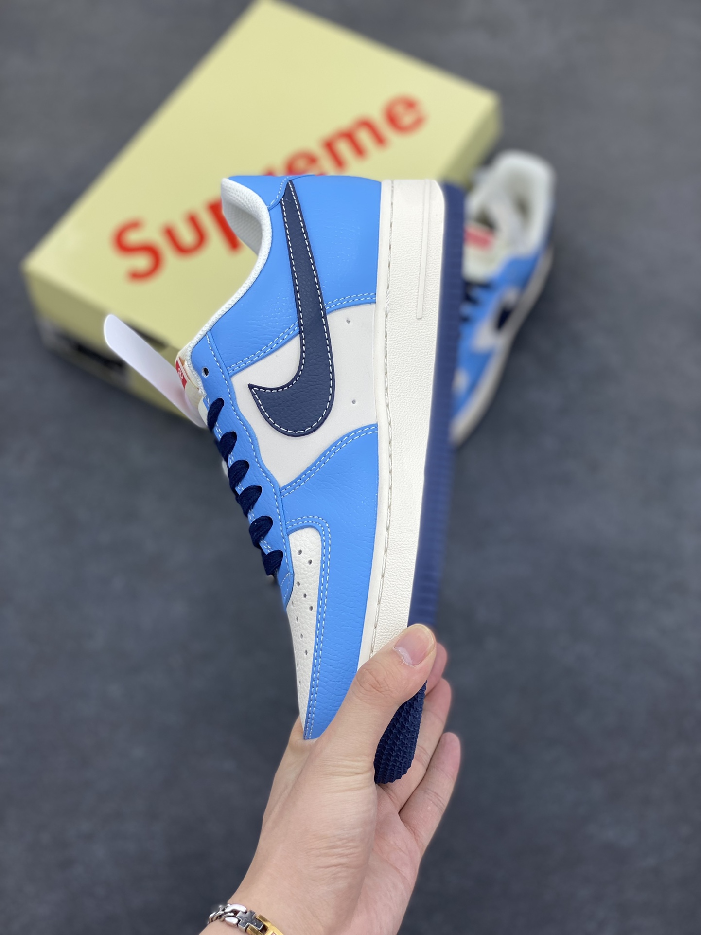 图片[3]-NIke Air Force 1 \’07 Low “suprem联名——白蓝黑”空军一号 低帮 运动鞋 休闲鞋 折边针车 工艺难度大 原楦头原纸板 原装鞋盒 定制五金配件 内置全掌气垫 原厂鞋底 货号：HS8068-020 尺码：36 36.5 37.5 38 38.5 39 40 40.5 41 42 42.5 43 44 44.5 45-选品中心