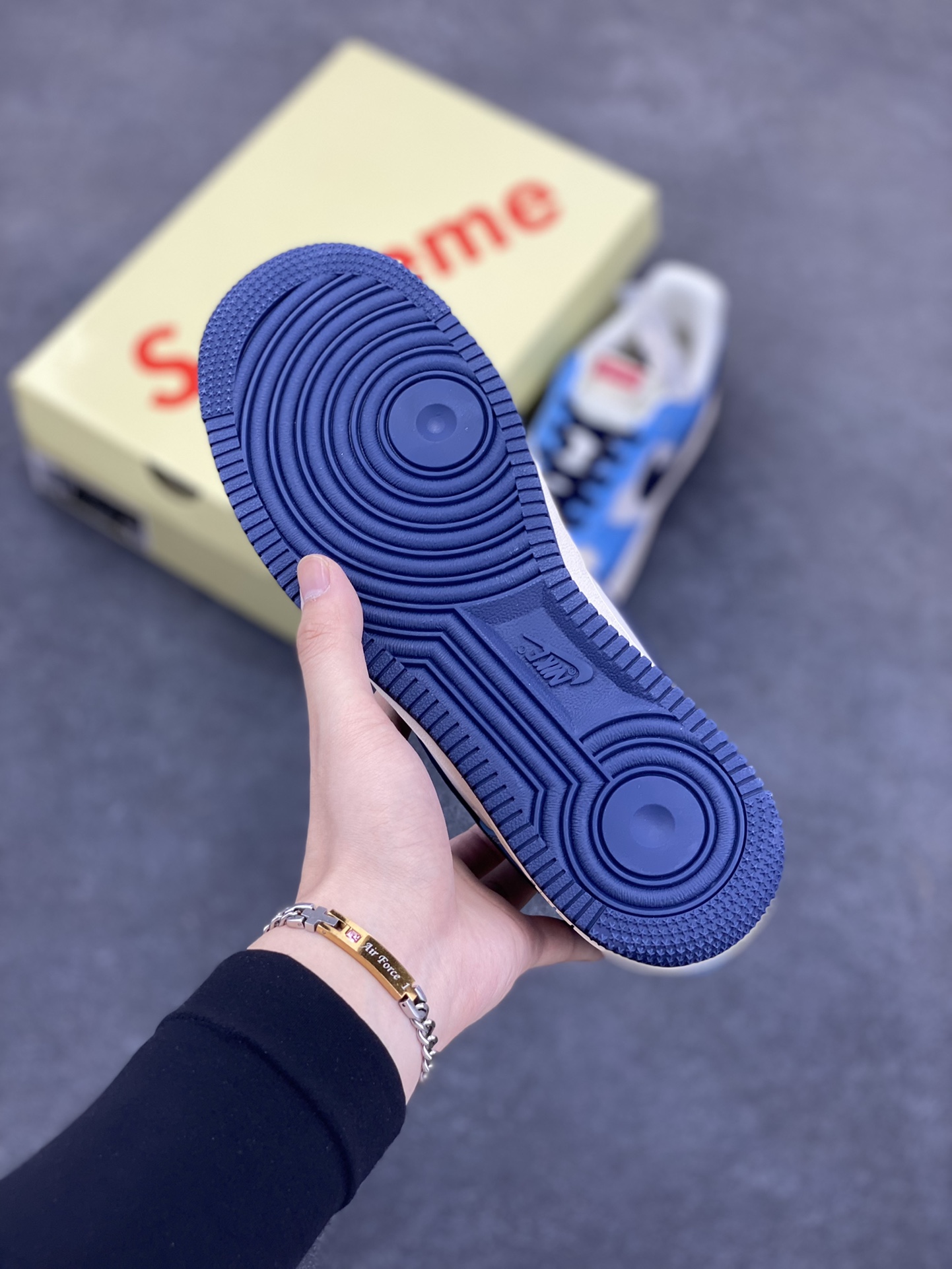图片[5]-NIke Air Force 1 \’07 Low “suprem联名——白蓝黑”空军一号 低帮 运动鞋 休闲鞋 折边针车 工艺难度大 原楦头原纸板 原装鞋盒 定制五金配件 内置全掌气垫 原厂鞋底 货号：HS8068-020 尺码：36 36.5 37.5 38 38.5 39 40 40.5 41 42 42.5 43 44 44.5 45-选品中心