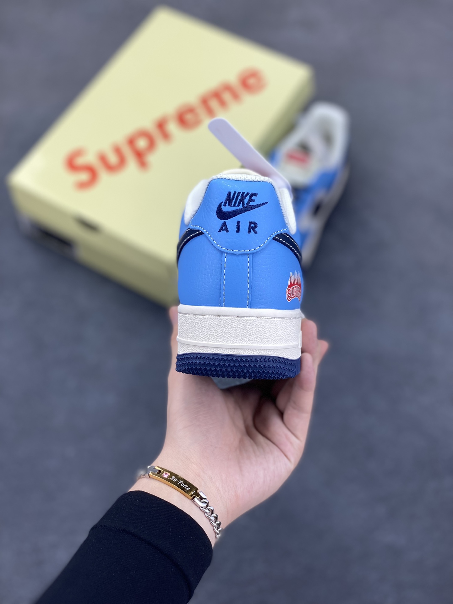 图片[4]-NIke Air Force 1 \’07 Low “suprem联名——白蓝黑”空军一号 低帮 运动鞋 休闲鞋 折边针车 工艺难度大 原楦头原纸板 原装鞋盒 定制五金配件 内置全掌气垫 原厂鞋底 货号：HS8068-020 尺码：36 36.5 37.5 38 38.5 39 40 40.5 41 42 42.5 43 44 44.5 45-选品中心