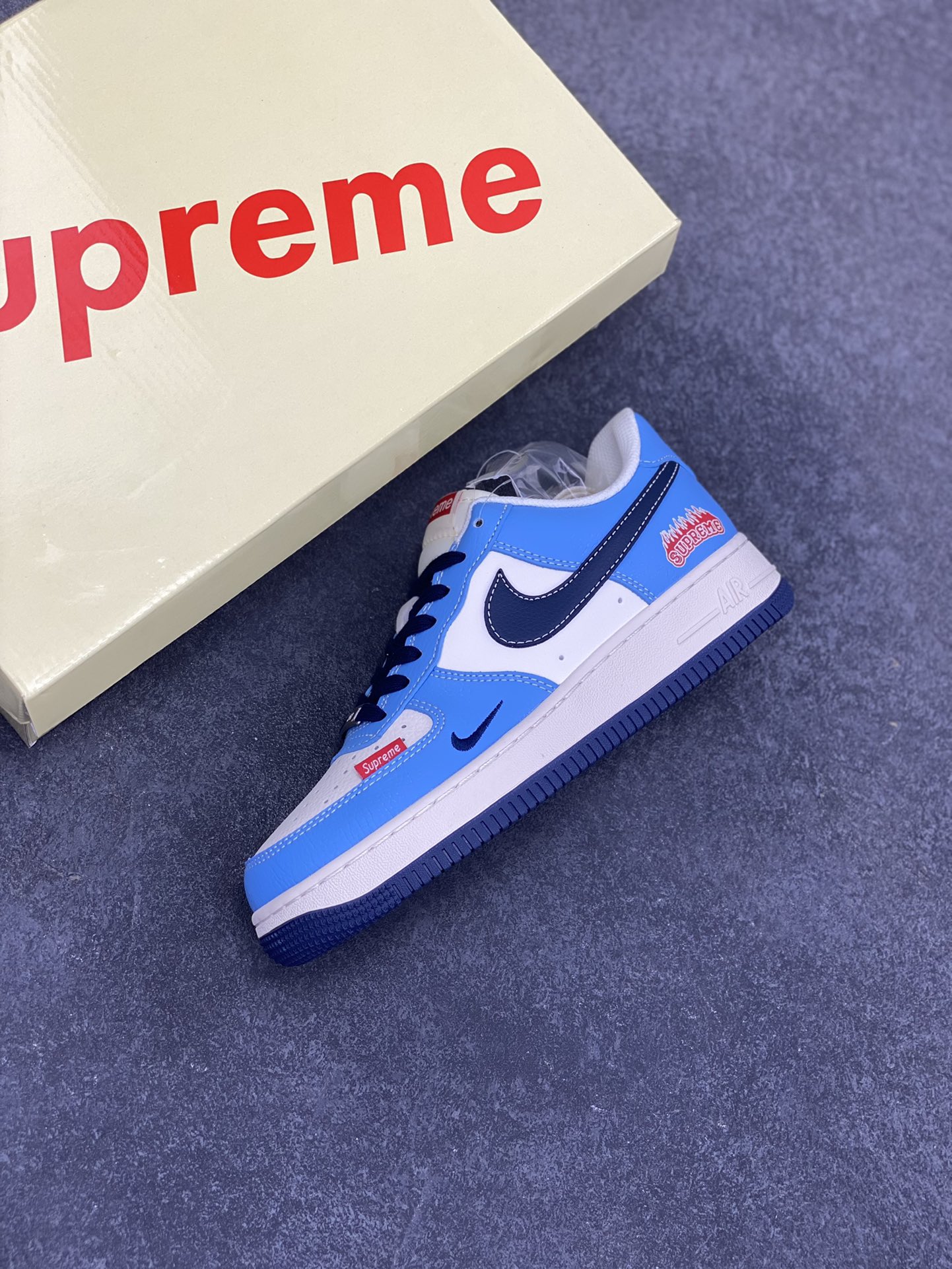 图片[7]-NIke Air Force 1 \’07 Low “suprem联名——白蓝黑”空军一号 低帮 运动鞋 休闲鞋 折边针车 工艺难度大 原楦头原纸板 原装鞋盒 定制五金配件 内置全掌气垫 原厂鞋底 货号：HS8068-020 尺码：36 36.5 37.5 38 38.5 39 40 40.5 41 42 42.5 43 44 44.5 45-选品中心