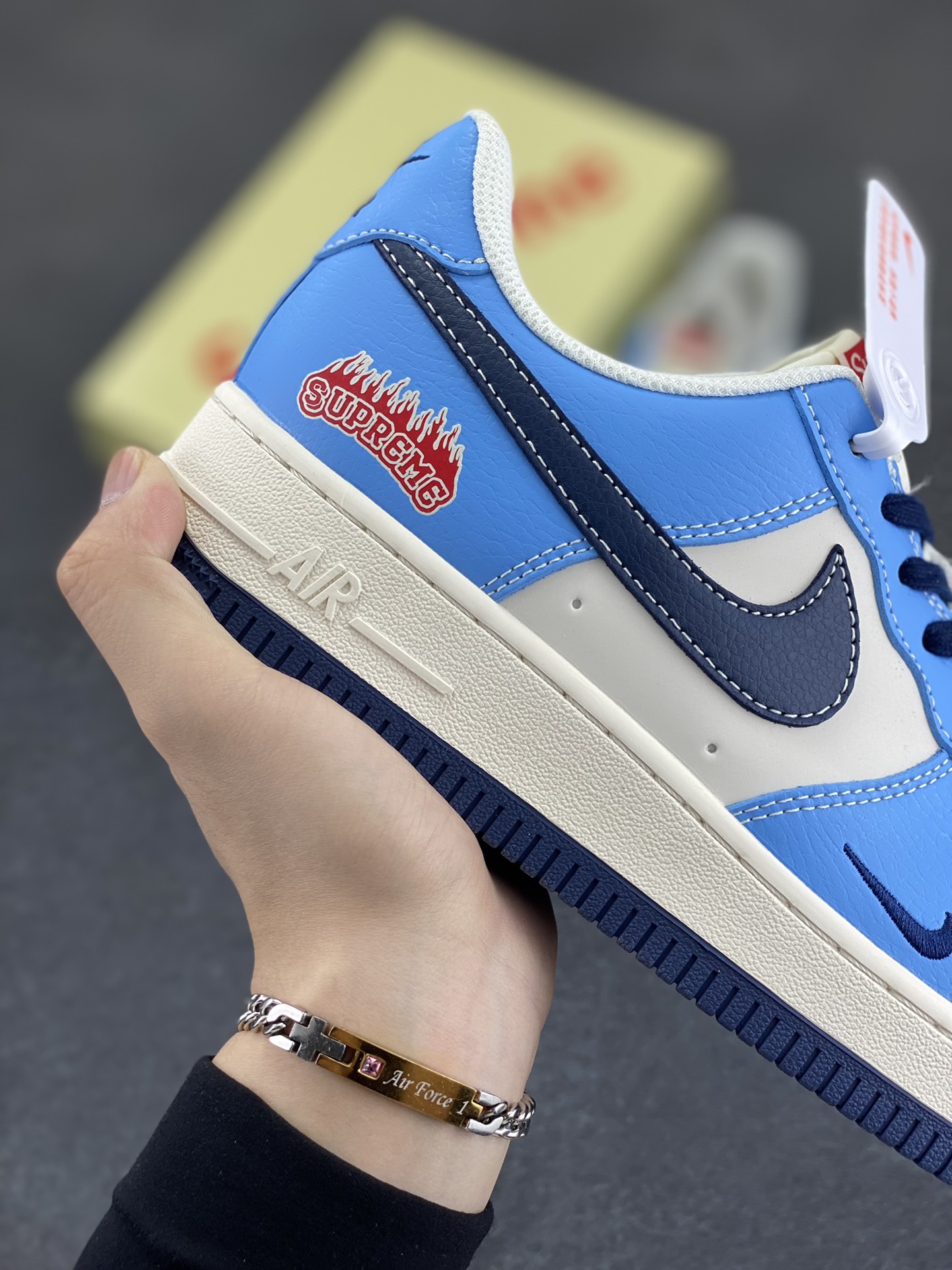 图片[6]-NIke Air Force 1 \’07 Low “suprem联名——白蓝黑”空军一号 低帮 运动鞋 休闲鞋 折边针车 工艺难度大 原楦头原纸板 原装鞋盒 定制五金配件 内置全掌气垫 原厂鞋底 货号：HS8068-020 尺码：36 36.5 37.5 38 38.5 39 40 40.5 41 42 42.5 43 44 44.5 45-选品中心