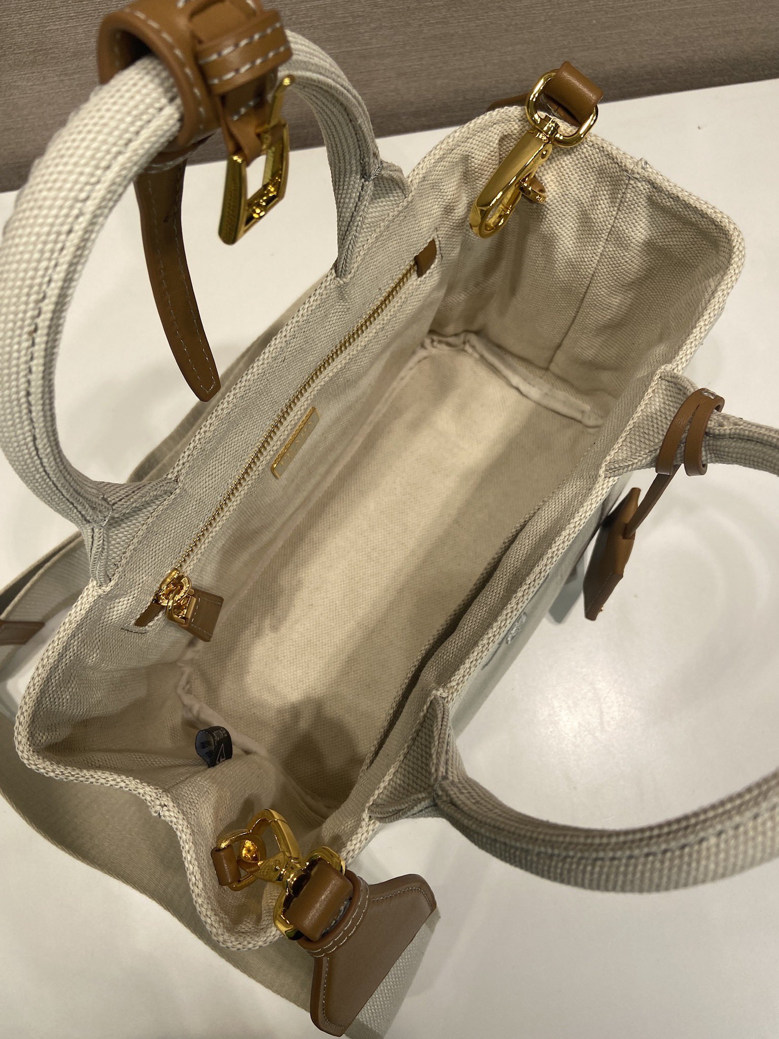 
💰580🎉新品手袋🎉1BA038中性色🎉🎉
这款迷你手袋受航海风尚隽永元素启发，重新诠释典范型格。选用棉质帆布制成，皮革饰边展示精致百变个性。帆布手提柄，可拆卸可调节徽标印花编织饰带肩带，可拆卸皮革钥匙扣，手提/肩背都可以，容量空间大，太美了，又是一款永久不过时爆款🎉🎉值得拥有🎉🎉
长22x高15x底13cm🎉🎉🎉💰💰💰
