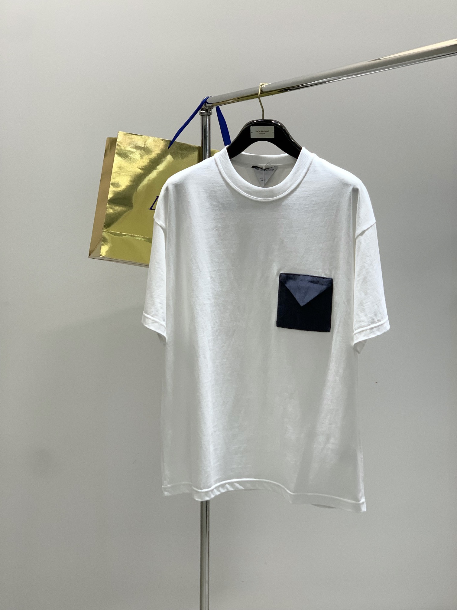 NO:454105,,BV men's mulberry silk linen patch envelope pocket double yarn long velvet cotton shoulder-fall silhouette short-sleeved T-shirt About style and design A set of solid color T-shirts with minimalist accent conform to BV's consistent low-key style, without obvious logo, and only retains the iconic triangular line shape on the back collar.  The ribbed round neck with a good fit, the H-shaped vertical silhouette with a large body, is just loose, giving a perfect sense of laziness, and is very outstanding when worn alone or as a mix and layer. The design of the chest pocket is very unique, with a slightly lower left chest. The folded shape of the triangle flap reflects the representative form of the envelope, and cleverly uses contrasting colors to maximize the three-dimensional feeling of the patch pocket. The envelope pocket part uses mulberry silk linen blended woven fabric, and the fixed-dye fine-line jacquard texture adds points to the basic style, and it is very present in single or inner wear. About fabrics and craftsmanship  Cotton, double yarn custom fabric, high-density weaving, imported high-grough strong twist cotton fabric from Japan's first-line fabric company, is specially spinned with strong twisting technology and woven with jacquard tissue. Unlike the retro surface made after washing, the fabric has a retro feel from the inside, the skin is dry and cotton-touched, and the cloth is crisp and stylish, firm and skin-skinned. Envelope pocket part 54.8 mulberry silk 45.2 linen, small fabric accessories, fixed dyeing and fixed weaving. Size 48, 50, 52, 54 Bust shoulder wide sleeve long 48 11857.521.5 75 50 12258.522.5 76 52 12659.523.5 77 54 60.524.5 78,,bottega  veneta, T-shirt,tees,t-shirt,alexander wang19860909,BV 男款桑蚕丝亚麻贴布信封口袋双纱长绒棉落肩廓形短袖T恤 关于款式及设计 极简腔调的一组纯色T恤,符合BV一贯地低调做派,无明显logo,仅在后领处保留了标志性的三角车线造型. 贴合度极好的罗纹圆领,大身H型的立裁廓形,松量拿捏正好,给予恰到好处的慵懒感,单穿或作为混搭叠穿相当出彩.胸兜的设计很别出心裁,位居左胸稍偏下,三角翻盖对折的造型,具象化了信封的代表性形态,并且很巧妙的运用了对比撞色,最大化凸显贴布口袋的立体感,信封口袋部分采用桑蚕丝亚麻混纺的梭织布,并且定染的细纹提花肌理,小细节给基础款大加分,单穿或内搭都极具存在感. 关于面料及工艺 棉,双纱定制面料,高密织造,来自日本一线面料公司,进口的高克重强捻棉面料,以强捻工艺特殊纺纱,并以提花组织编织而成,不同于洗水后整做出来的表面复古,织物由内到位自带复古感,触肤干爽棉感,布面挺括有型,紧实有骨感.信封口袋部分54.8桑蚕丝45.2亚麻,小面料的配辅料,定染并定织. 尺码48,50,52,54 胸围肩宽袖长衣长 48 11857.521.5 75 50 12258.522.5 76 52 12659.523.5 77 54 60.524.5 78,,bottega veneta,T-shirt,tees，t-shirt,alexander wang,Men's clothing