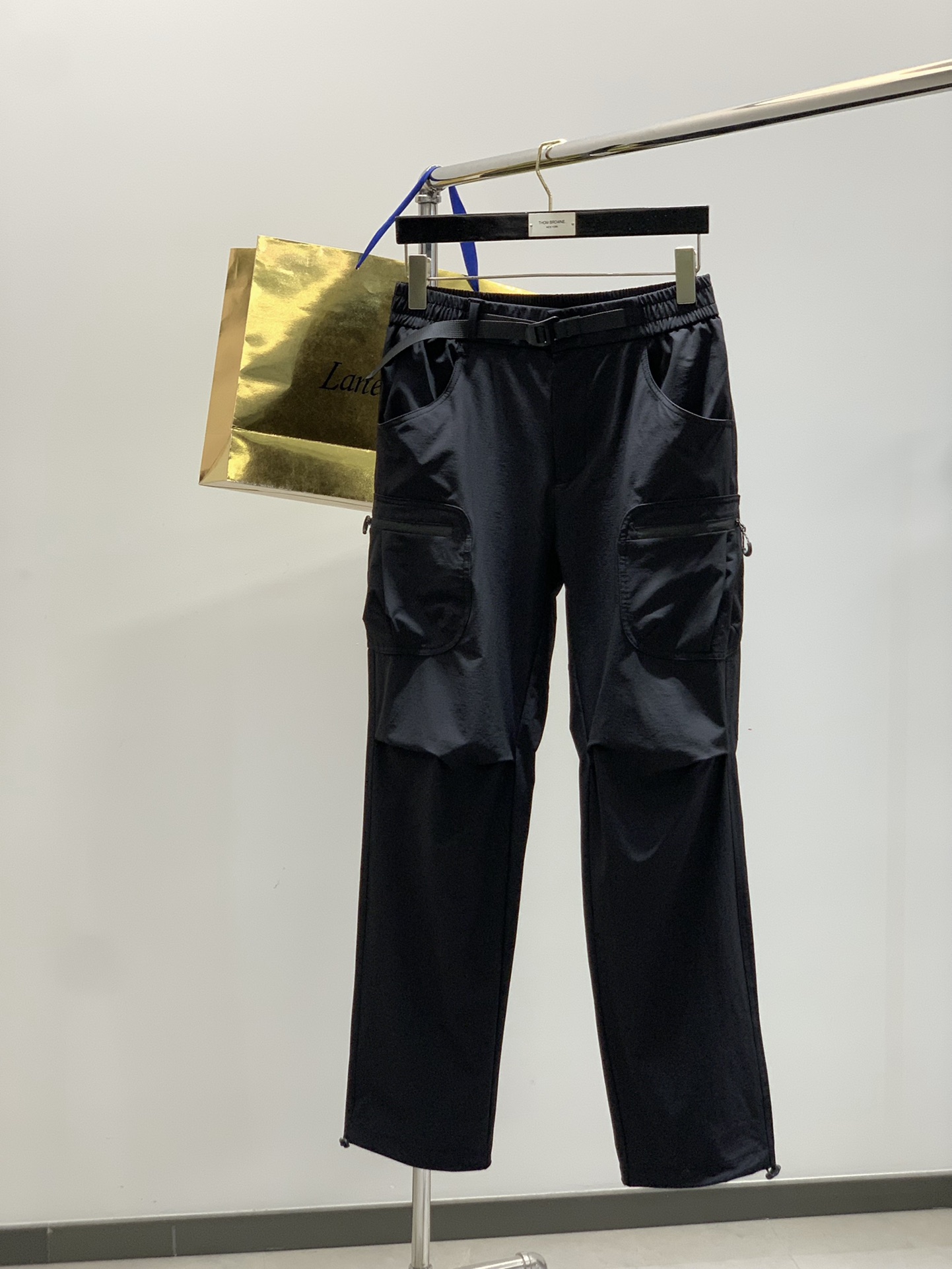 NO:433320,,Balmain Factory export agency, top in the industry. North American orders, Seiko's products inside and outside... Casual pants, customized YKK zippers, cutting of composite slice design... It is very difficult, mesh treatment inside. Super high grade. Size m-3xL.,,balmain,alexander wang19860909,巴尔曼 工厂代出口 业内顶级.北美订单,里里外外都是精工出品...休闲裤 定制YKK 拉链 复合切片设计的裁剪...难度很大,内里网眼处理.品级超高. 尺码m-3xL.,,balmain,alexander wang,Men's clothing