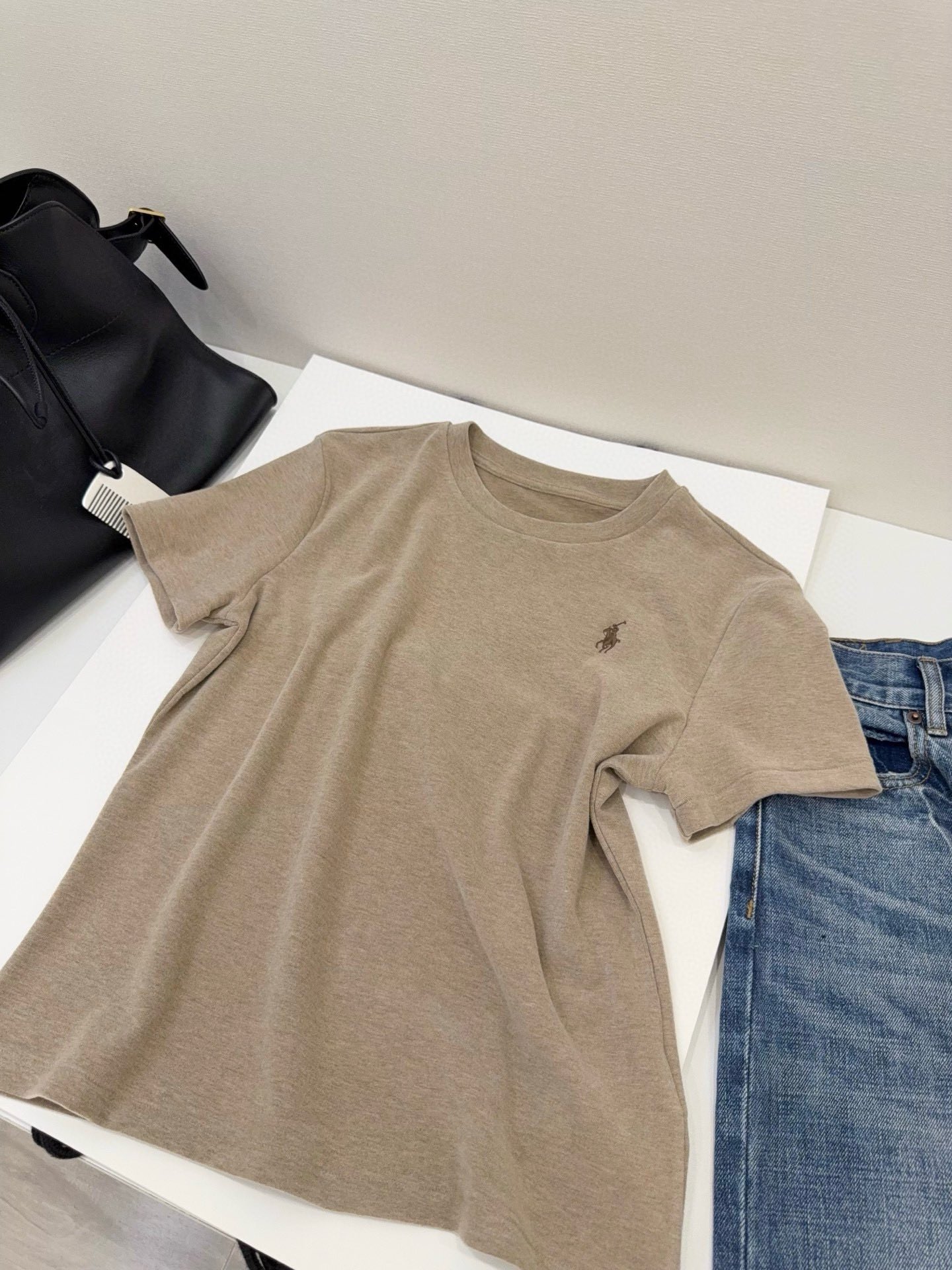 NO:430963,The fabric is invincible! ! ! Zoom in and see! Original 60.8 Aolun 28.6 Dispenser 10.6 Spandex fabric. Mama is easy to wear! ! ! Unlike conventional T-shirt fabrics, they are knitted threaded tissues, with fine texture on the surface, and the solid color is jerseys. They have strong stretching and resilience, and the body wraps just right! ! ,,tees,t-shirt,alexander wang19860909面料无法敌了！！！放大看！ 原厂60.8澳纶 28.6點胶10.6氨纶面料 太太太好穿了！！！ 不同于常规的T恤面料,是针织的螺纹组织 表面有细密的肌理,纯色系是平纹针织 拉伸和回弹力很强 对身材的包裹感恰到好处！！,,tees，t-shirt,alexander wang,Women's clothing