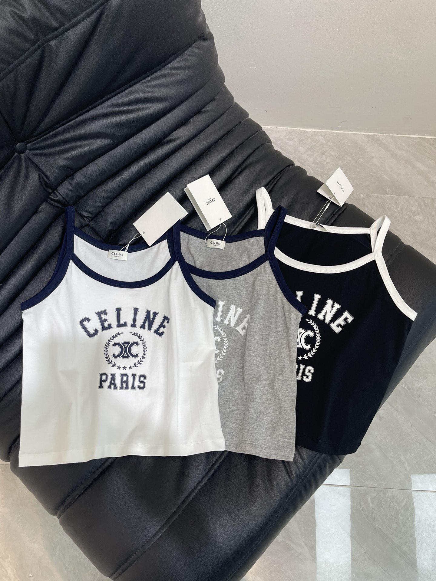 NO:426451,Celin*25 spring and summer new thin-shoulder suspender vest custom YB twill cotton material comfortable texture elastic and breathable thin-shoulder suspender vest style simple and fashionable cut The whole body shoulder strap neckline forms a collision color with the large body letter logo on the chest Rich design layer Highlights the brand style Make simple items more charming Wear American youthfulness Extension fabric easily outlines the waist and wears a good proportion A suspender vest suitable for vacation and leisure Playful and fashionable SML, celine, alexander wang19860909Celin*25春夏新款细肩吊带背心 定制YB斜纹全棉材质 质感舒适 弹力透气 细肩吊带背心版型 裁剪简约时髦 通体肩带领口与大身形成碰撞色彩 胸前字母徽标 丰富设计层次 突出品牌格调 让简约单品更显魅力 穿出美式青春感 弹力面料轻松勾勒腰身 穿出好比例 一款适合度假休闲的吊带背心 俏皮洋气 SML,,celine,alexander wang,Women's clothing