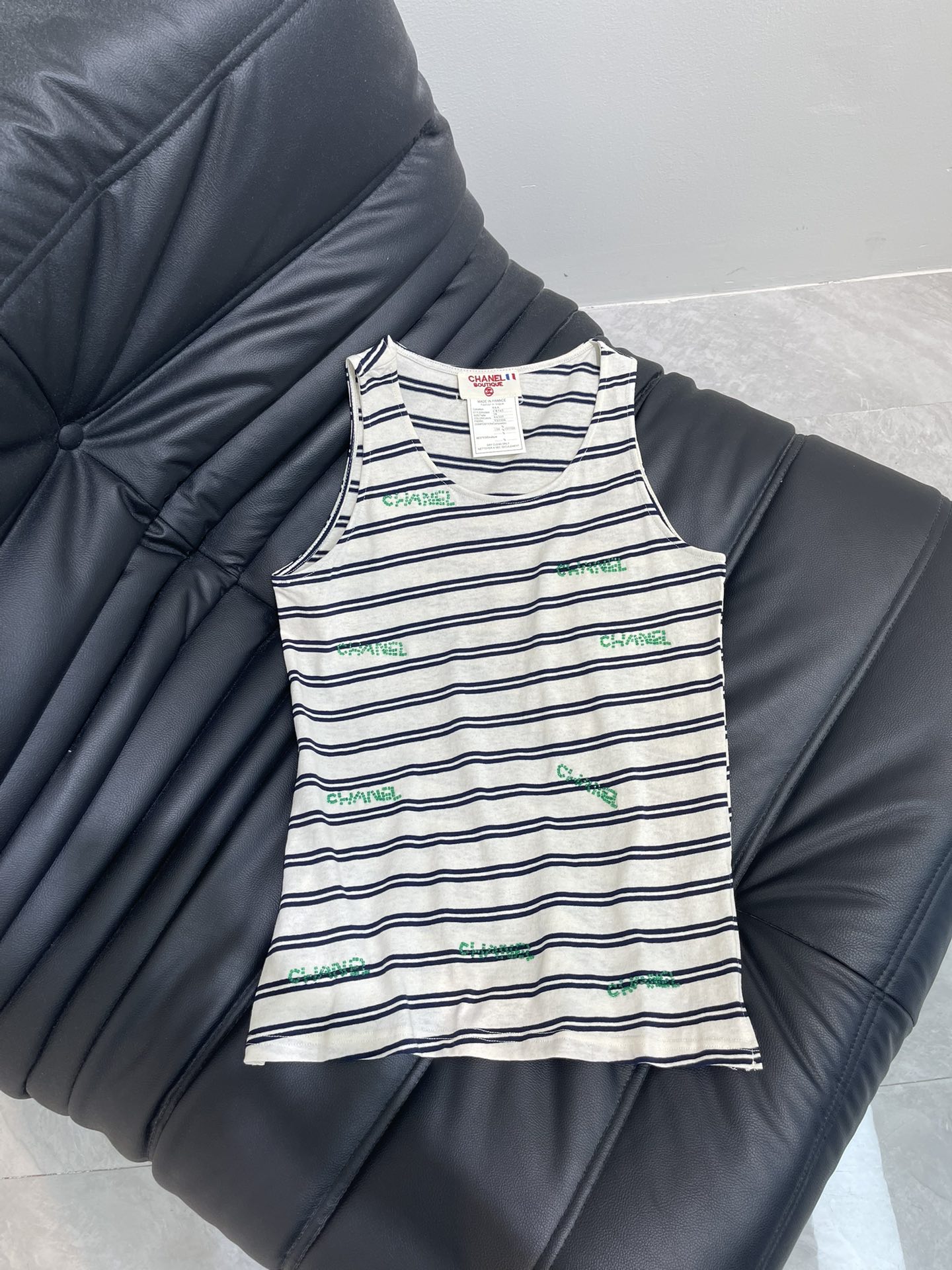 NO:426415,Chane*25 new medieval series hand-made beaded knitted vest imported from Korea, purely handmade, obvious texture, excellent texture, full of retro small fragrance style, three-dimensional letter decoration, full of luxury while elegance, handmade details of ready-to-wear knitting elements, low-key and elegant, highlighting the taste of high-end socialites, first choice for dressing with fashionable and stylish four seasons, standard white and rich beauty, customized facial accessories, high-version SML, chanel, alexander wang19860909Chane*25新款中古系列手工订珠针织背心 韩国进口面料 纯手工打造 肌理明显 质感上乘 满满的复古小香风典范 立体字母装饰 尽显奢华的同时不失雅致 成衣编织元素手工细节 低调优雅 突出高级名媛品味 四季气质时髦精的穿搭首选 白富美标配 定制面辅料 高版本SML,,chanel,alexander wang,Women's clothing