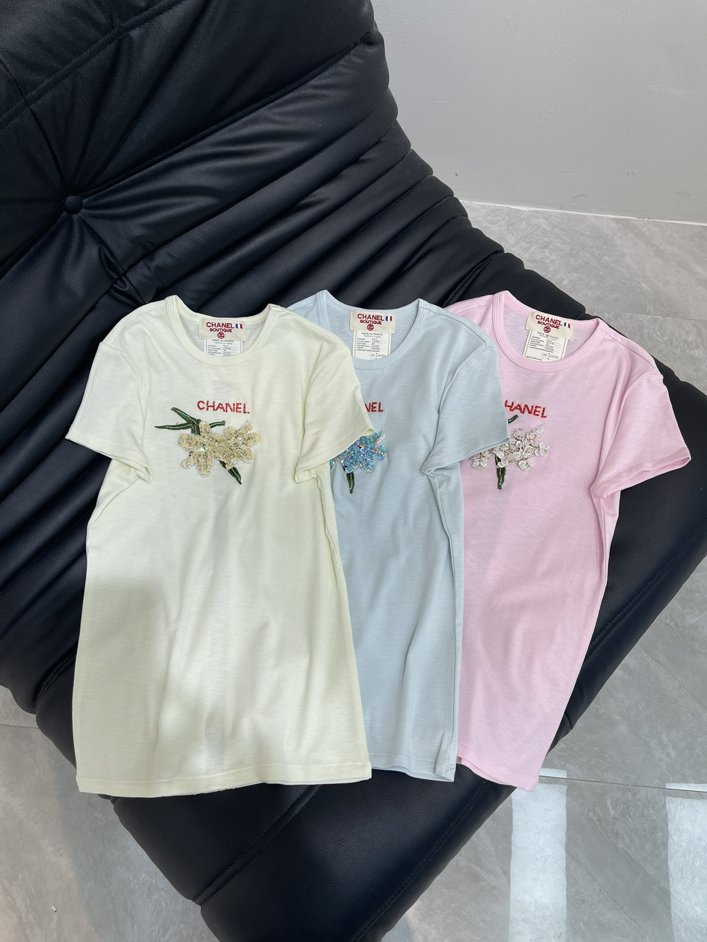 NO:426420,Chane*25 medieval series hand-made beaded short-sleeved T-shirt, slim and elastic upper body, making you look slim!  Customized hands, back lace splicing, boutique design, low-key and luxurious!  A must-have item for fashionable things unlocks all outfits!  Determine the quality of my home!  Classic items are fashionable and high-end, and the classic style is versatile and not picky!  Series SML, chanel, T-shirt,tees, t-shirt,alexander wang19860909Chane*25中古系列手工订珠短袖T恤 修身高弹力上身巨显瘦！ 定制手 后背蕾丝拼接 精品设计 低调奢华！ 时髦精必备单品解锁所有穿搭！ 认准我家品质！经典单品时髦又高级 经典版型百搭不挑人！系列款 SML,,chanel,T-shirt,tees，t-shirt,alexander wang,Women's clothing