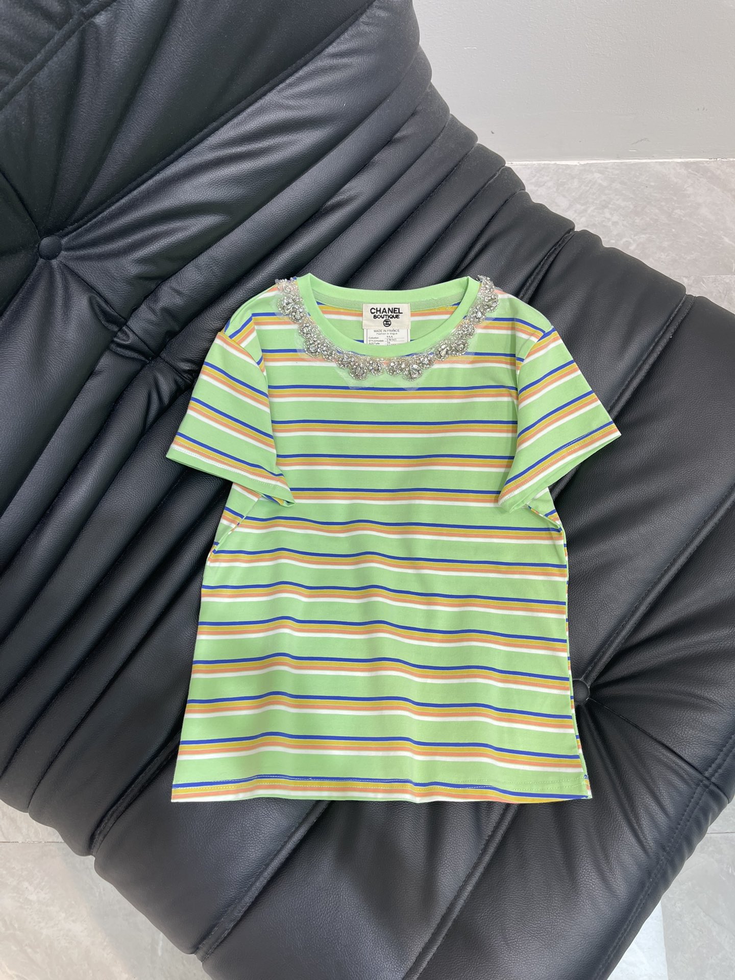 NO:426425,Chane*25 medieval series hand-made beaded short-sleeved T-shirt with exquisite style and huge slim upper body!  Customized hands, boutique design, low-key and luxurious!  A must-have item for fashionable things unlocks all outfits!  Determine the quality of my home!  Classic items are fashionable and high-end, and the classic style is versatile and not picky!  SML, chanel, T-shirt,tees, t-shirt,alexander wang19860909Chane*25中古系列手工订珠短袖T恤 精致版型上身巨显瘦！ 定制手 精品设计 低调奢华！ 时髦精必备单品解锁所有穿搭！ 认准我家品质！经典单品时髦又高级 经典版型百搭不挑人！ SML,,chanel,T-shirt,tees，t-shirt,alexander wang,Women's clothing