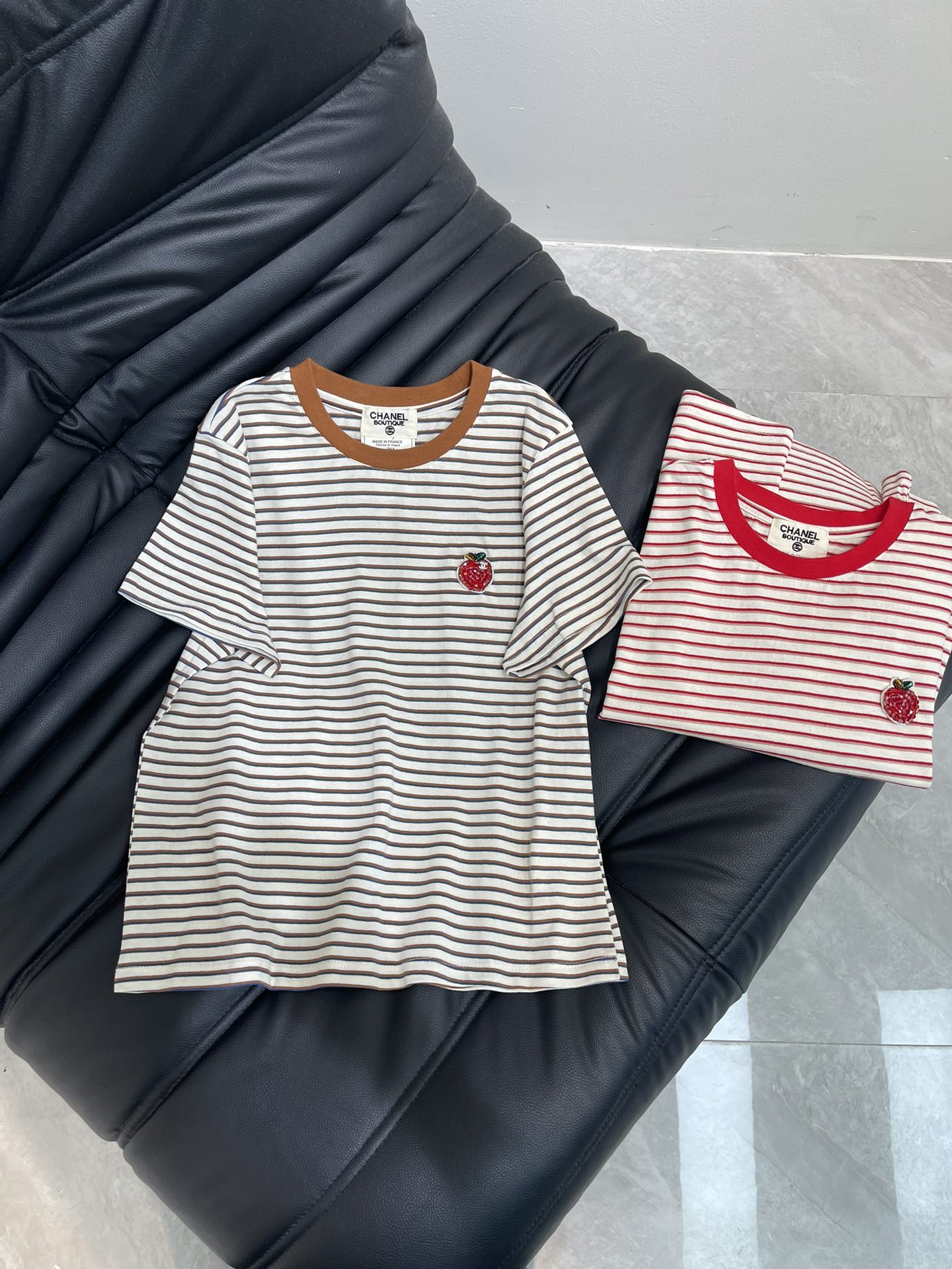 NO:426430,Chane*25 medieval series hand-made beaded short-sleeved striped short-sleeved T-shirt with exquisite style and huge slim upper body!  Customized high-quality hands, boutique design, low-key luxury!  A must-have item for fashionable things unlocks all outfits!  Determine the quality of my home!  Classic items are fashionable and high-end, and the classic style is versatile and not picky!  SML, chanel, T-shirt,tees, t-shirt,alexander wang19860909Chane*25中古系列手工订珠短袖条纹短袖T恤 精致版型上身巨显瘦！ 定制高品质手 精品设计 低调奢华！ 时髦精必备单品解锁所有穿搭！ 认准我家品质！经典单品时髦又高级 经典版型百搭不挑人！ SML,,chanel,T-shirt,tees，t-shirt,alexander wang,Women's clothing