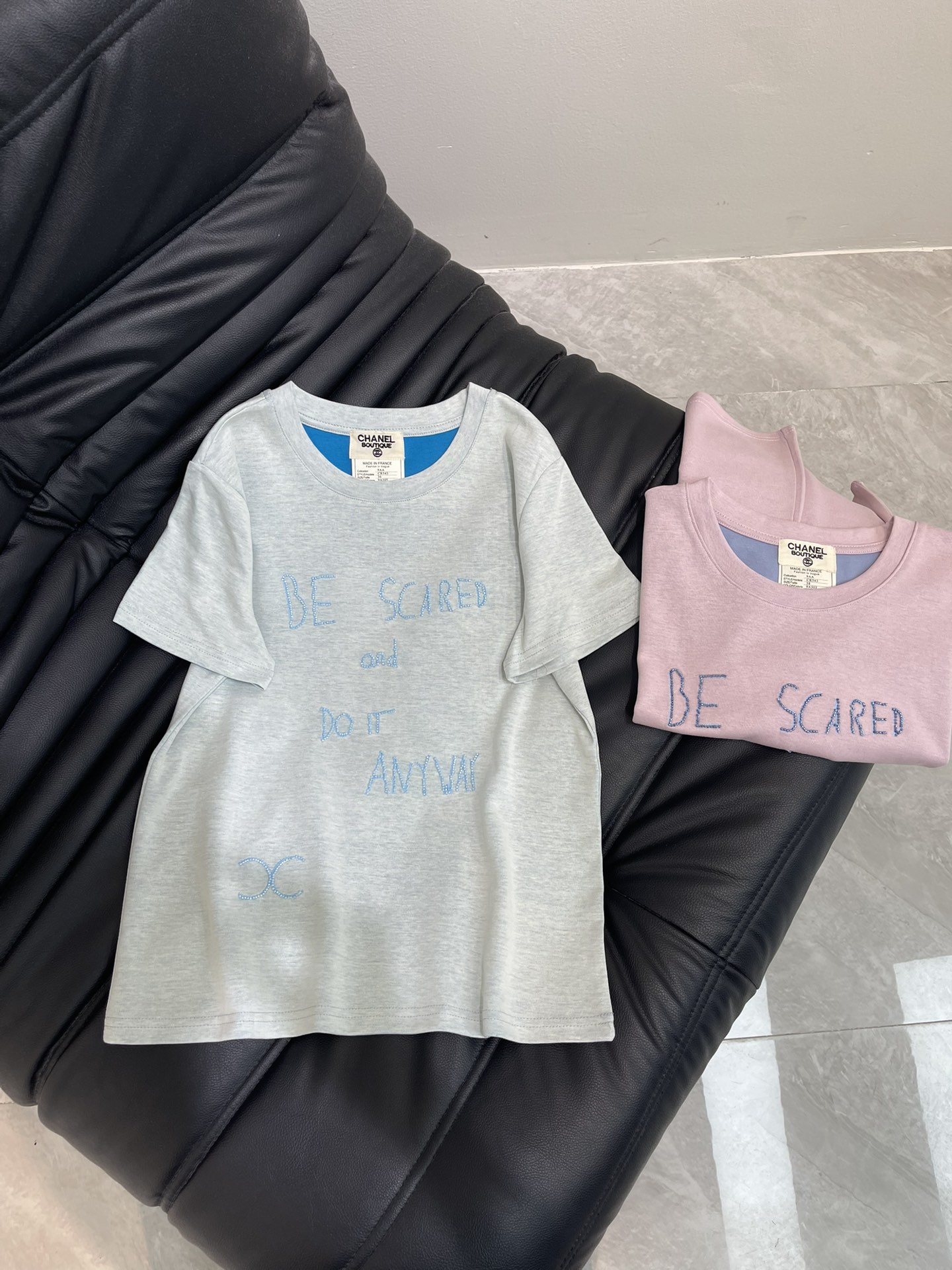 NO:426435,Chane*25 medieval series hand-made beaded composite color short-sleeved T-shirt with exquisite style and huge slim upper body!  Customized hands, boutique design, low-key and luxurious!  A must-have item for fashionable things unlocks all outfits!  Determine the quality of my home!  Classic items are fashionable and high-end, and the classic style is versatile and not picky!  SML, chanel, T-shirt,tees, t-shirt,alexander wang19860909Chane*25中古系列手工订珠复合色短袖T恤 精致版型上身巨显瘦！ 定制手 精品设计 低调奢华！ 时髦精必备单品解锁所有穿搭！ 认准我家品质！经典单品时髦又高级 经典版型百搭不挑人！ SML,,chanel,T-shirt,tees，t-shirt,alexander wang,Women's clothing