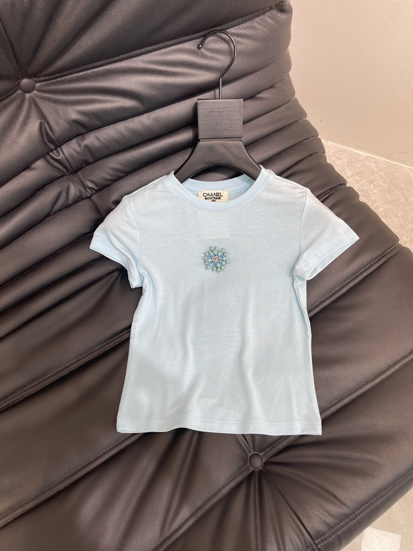 NO:426439,Chane*25 medieval series hand-made beaded short-sleeved T-shirt with exquisite style and huge slim upper body!  Customized hands, boutique design, low-key and luxurious!  A must-have item for fashionable things unlocks all outfits!  Determine the quality of my home!  Classic items are fashionable and high-end, and the classic style is versatile and not picky!  SML, chanel, T-shirt,tees, t-shirt,alexander wang19860909Chane*25中古系列手工订珠短袖T恤 精致版型上身巨显瘦！ 定制手 精品设计 低调奢华！ 时髦精必备单品解锁所有穿搭！ 认准我家品质！经典单品时髦又高级 经典版型百搭不挑人！ SML,,chanel,T-shirt,tees，t-shirt,alexander wang,Women's clothing