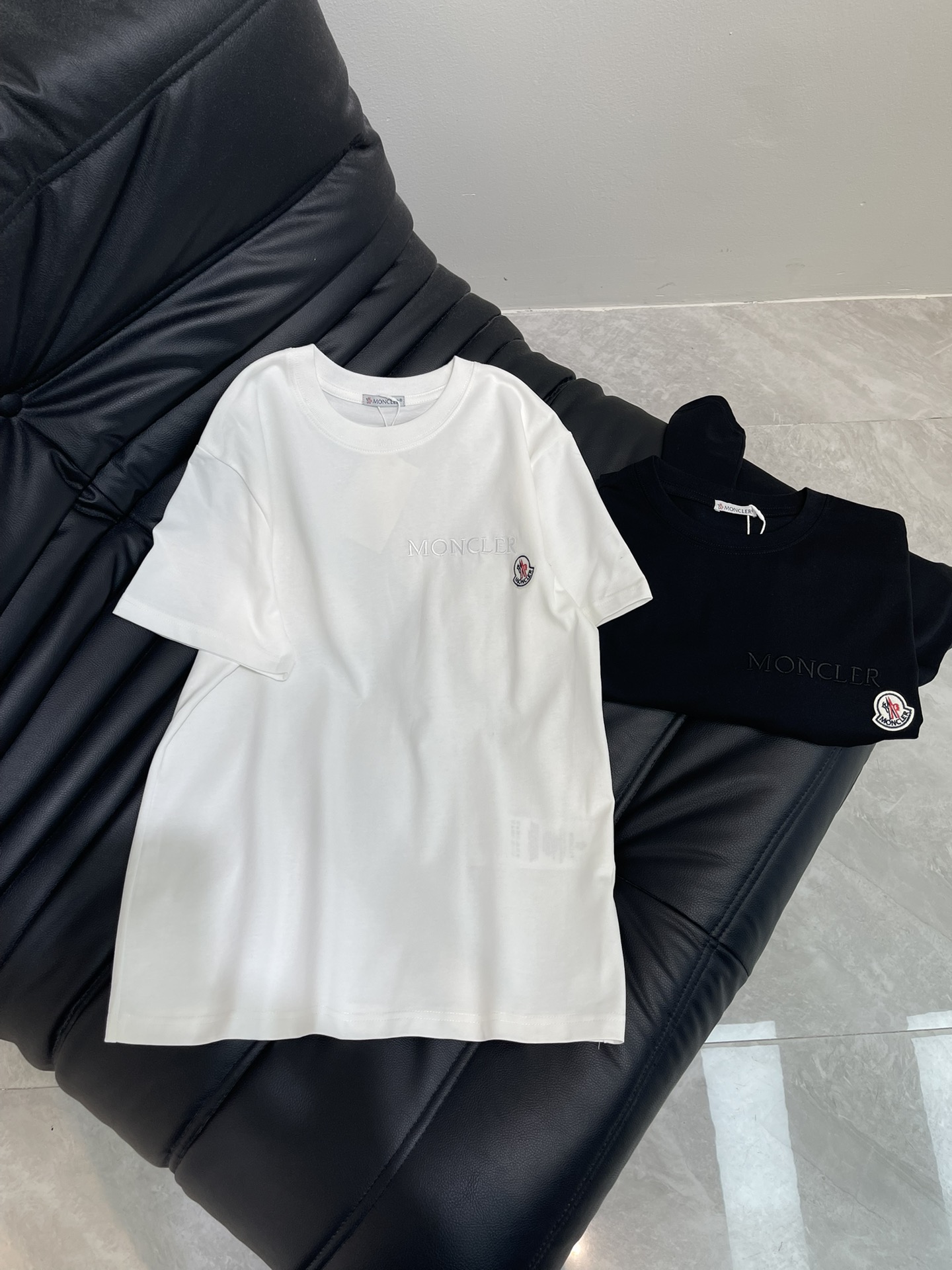 NO:426912,Mon* 25 Spring and Summer New Embroidered Small Letter Small Label Short-sleeved T-shirt. Imported pure cotton fabric, the classic style is versatile and not picky, and the upper body is very beautiful!  SML, Moncler, T-shirt,tees, t-shirt,alexander wang19860909Mon*蒙口25春夏新款刺绣小字母小标短袖T恤.进口纯棉面料,经典版型百搭不挑人,上身非常漂亮！SML,,Moncler,T-shirt,tees，t-shirt,alexander wang,Women's clothing