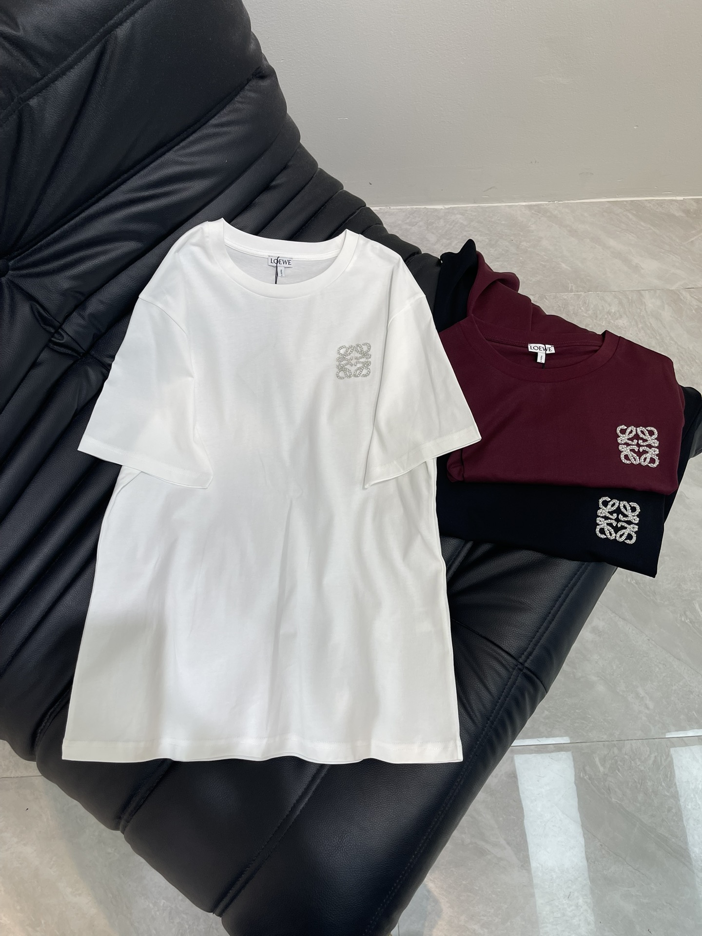 NO:426411,Loew*25 Spring and Summer New Beaded Totem Short-Sleeve T-shirt Customized YB mercerated cotton material Breathable and comfortable Full texture Loose Short-Sleeve T-shirt cut Highlights highlight the brand style Made of gram-weight pure cotton, full of drape, presenting a slimming visual effect The chest is made of hand-ordered beads to outline the totem logo to enhance brand identity Fashion and high-end feel instantly Create a personal style Fashionable and relaxed Inside outfits are brilliant and fashionable SML,,loewe,T-shirt,tees,t-shirt,alexander wang19860909Loew*25春夏新款订珠图腾短袖T恤 定制YB丝光全棉材质 透气舒适 质感十足 宽松短袖T恤裁剪 凸显品牌格调 采用克重纯棉制成 垂坠感十足 呈现显瘦视觉效果 胸前利用手工订珠 勾勒出图腾徽标 加强品牌标识度 时尚高级感立现 打造个性风格 时髦松弛 单穿内搭都出彩时髦 SML,,loewe,T-shirt,tees，t-shirt,alexander wang,Women's clothing