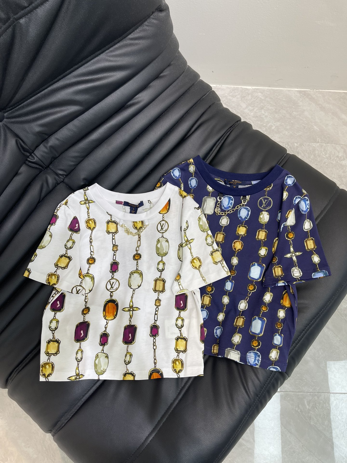 NO:426421,Louis Vuitto*25 spring and summer new short printed chain short-sleeved T-shirt custom YB mercerated cotton material breathable and comfortable, full texture Short T-shirt cut highlights the brand style Made of gram-weight pure cotton, slightly elastic, and gives a slim visual effect The neckline is decorated with metal letter chains, threaded edges add details, large body full of gem chains, four-leaf clover elements letter pattern, color is lively and youthful, spring and summer atmosphere increases, single wear and inner wear is brilliant and fashionable SML,,louis vuitton, T-shirt,tees, t-shirt,alexander wang19860909Louis Vuitto*25春夏新款短款印花链条短袖T恤 定制YB丝光全棉材质 透气舒适 质感十足 短款T恤裁剪 凸显品牌格调 采用克重纯棉制成 略带有弹力 呈现显瘦视觉效果 领口以金属字母链条装饰 螺纹包边增加细节处理 大身满印宝石链条四叶草元素字母图案 用色活泼青春 春夏气氛骤增 单穿内搭都出彩时髦 SML,,louis vuitton,T-shirt,tees，t-shirt,alexander wang,Women's clothing