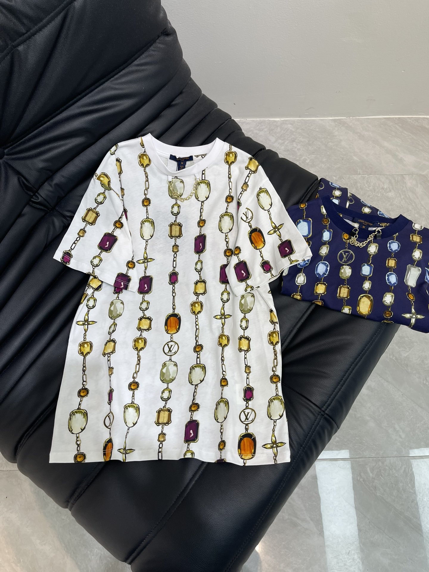 NO:426416,Louis Vuitto*25 spring and summer new round neck printed chain short-sleeved T-shirt custom YB mercerated cotton material breathable and comfortable, full texture. Regular short-sleeved T-shirt cut highlights the brand style. Made of gram-weight pure cotton, slightly elastic, and gives a slim visual effect. The neckline is decorated with metal letter chains. Threaded edges add details. Large body full of gem chains, four-leaf clover elements letter patterns. The color is lively and youthful. The atmosphere of spring and summer has increased sharply. The inner wear is brilliant and fashionable. SML,,louis vuitton, T-shirt,tees, t-shirt,alexander wang19860909Louis Vuitto*25春夏新款圆领印花链条短袖T恤 定制YB丝光全棉材质 透气舒适 质感十足 常规短袖T恤裁剪 凸显品牌格调 采用克重纯棉制成 略带有弹力 呈现显瘦视觉效果 领口以金属字母链条装饰 螺纹包边增加细节处理 大身满印宝石链条四叶草元素字母图案 用色活泼青春 春夏气氛骤增 单穿内搭都出彩时髦 SML,,louis vuitton,T-shirt,tees，t-shirt,alexander wang,Women's clothing