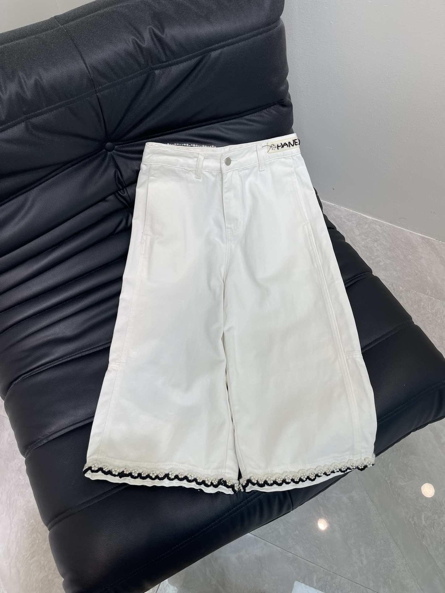 NO:426447,Chane*25 new medieval series of jeans, single series, temperament goddess must enter, heavy-working hands, full of high-end feeling, classic tailoring, lengthening body proportions, strength to cover flesh and make you look slimming!  Eternal classics are absolutely not to be missed. It is fashionable in capital with any style. It is extremely practical and has a perfect score for comfort. Series SML, chanel, jeans, alexander wang19860909Chane*25新款中古系列七分牛仔裤 爆单系列款 气质女神必入 重工手 满满的高级感 经典剪裁 拉长身材比例 实力遮肉显瘦！永恒经典是绝对不可错过的 搭配任何风格都是大写的时髦 实穿度极高 舒适度满分 系列款 SML,,chanel,jeans,alexander wang,Women's clothing