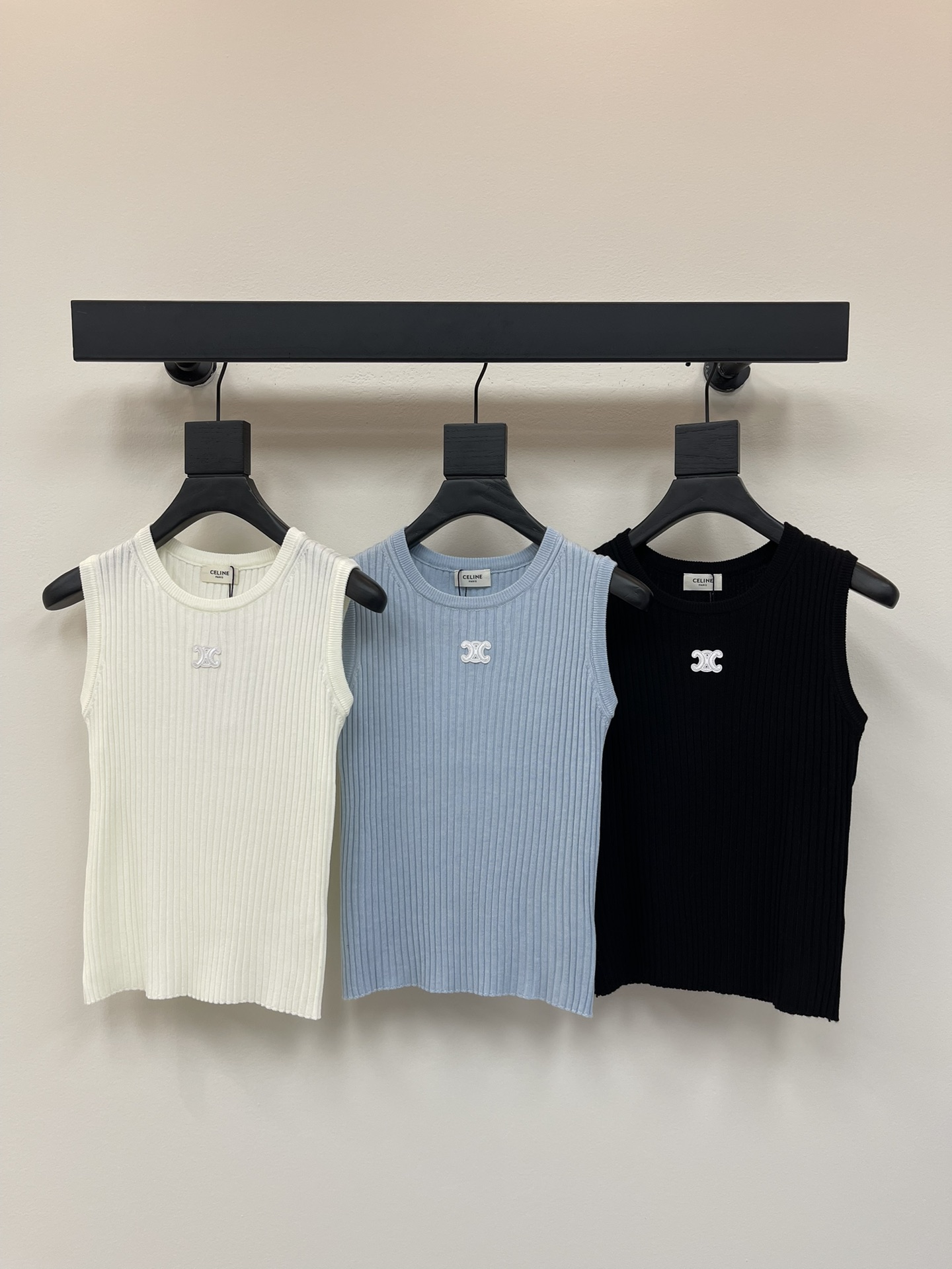 NO:426915,CELIN*25 new Arc de Triomphe leather knitted vest!  Custom imported knitted material, soft and elastic, round neck vest cut, full of vertical pit strip texture, strong wrapping, fit the body and show charming curves, Arc de Triomphe leather mark on the chest highlights the brand style, and everyday fashion and versatile style!  SML, celine,alexander wang19860909CELIN*25新款凯旋门皮标针织背心！定制进口针织材质 柔软柔软 弹力十足 圆领背心剪裁 通体竖坑条肌理 弹力十足 包裹性强 贴合身形尽显迷人曲线 胸前凯旋门皮标彰显品牌格调 日常时尚百搭款！SML,,celine,alexander wang,Women's clothing