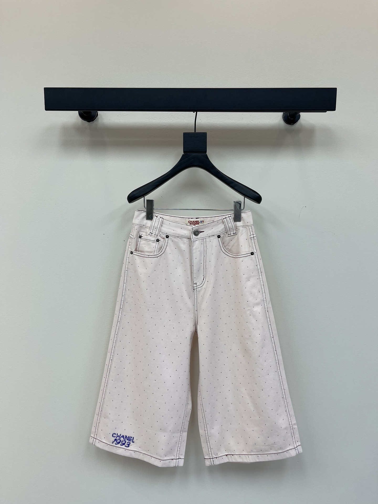 NO:426443,Chane*25 new medieval series of seven-point jeans, single series, heavy industry beads and hot diamonds, a must-have goddess of temperament, classic tailoring, lengthening the body proportions, strength to cover the flesh and make you look slimming!  Eternal classics are absolutely not to be missed. It is fashionable in capital with any style. It is extremely practical and has a perfect score for comfort. Series SML, chanel, jeans, alexander wang19860909Chane*25新款中古系列七分牛仔裤 爆单系列款 重工订珠烫钻 气质女神必入 经典剪裁 拉长身材比例 实力遮肉显瘦！永恒经典是绝对不可错过的 搭配任何风格都是大写的时髦 实穿度极高 舒适度满分 系列款 SML,,chanel,jeans,alexander wang,Women's clothing