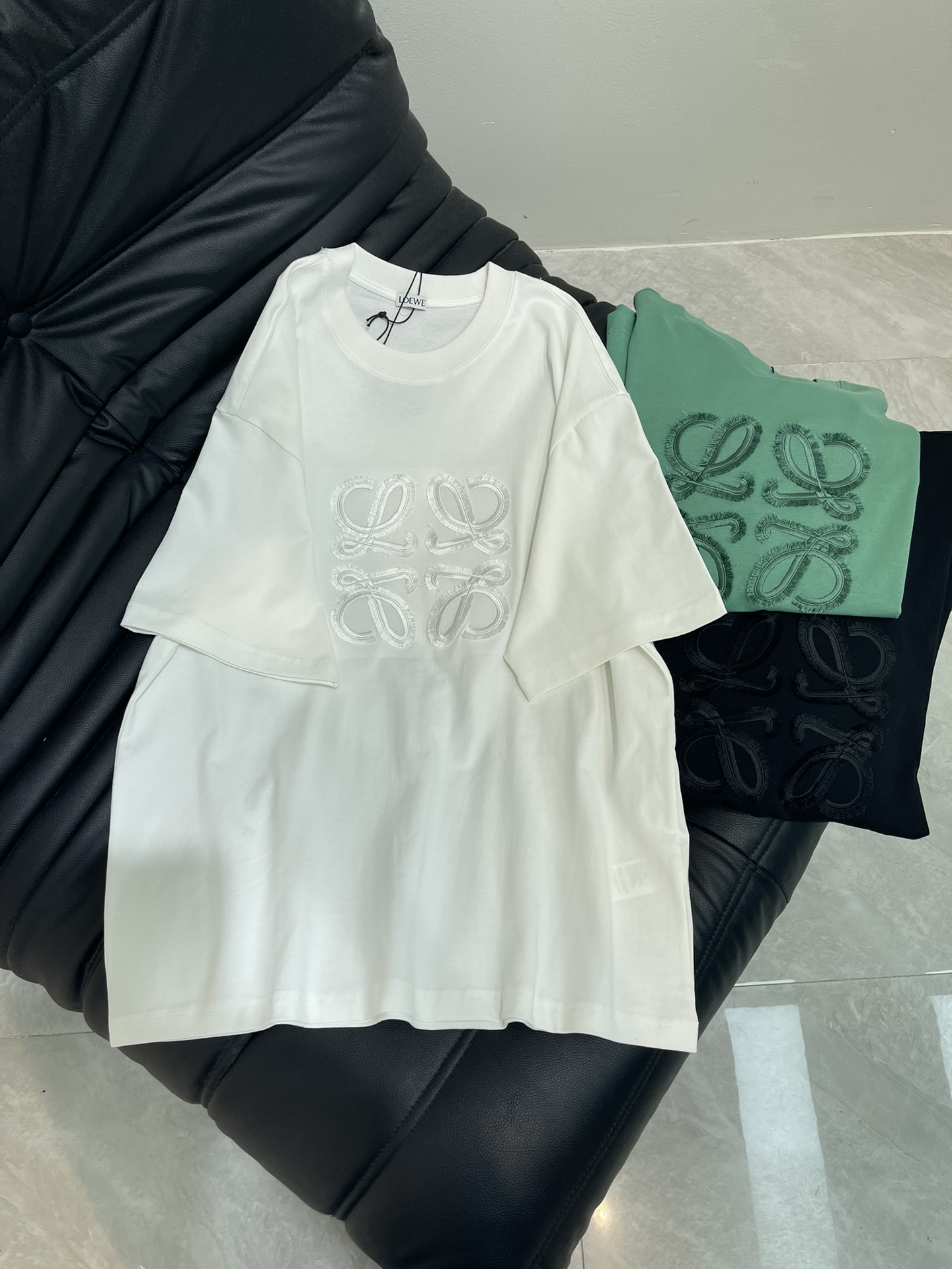 NO:429126,Loew*25 new embroidered logo short-sleeved T-shirt. Customized pure cotton fabric is breathable and comfortable. Embroidery makes the font better and three-dimensional, showing a unique sense of art and visual effect. It is simple and unique. The straight-cut style is more suitable for matching with various trendy and fashionable styles. The same style for men and women!  S-XL, loewe, T-shirt,tees, t-shirt,alexander wang19860909Loew*25新款刺绣标识短袖T恤.定制纯棉面料透气舒适.采用刺绣让字体更佳立体 展现出独特的艺术感和视觉效果.简洁而富有独特魅力.直裁版型更为适合搭配各种潮流时尚造型.男女同款！S-XL,,loewe,T-shirt,tees，t-shirt,alexander wang,Women's clothing