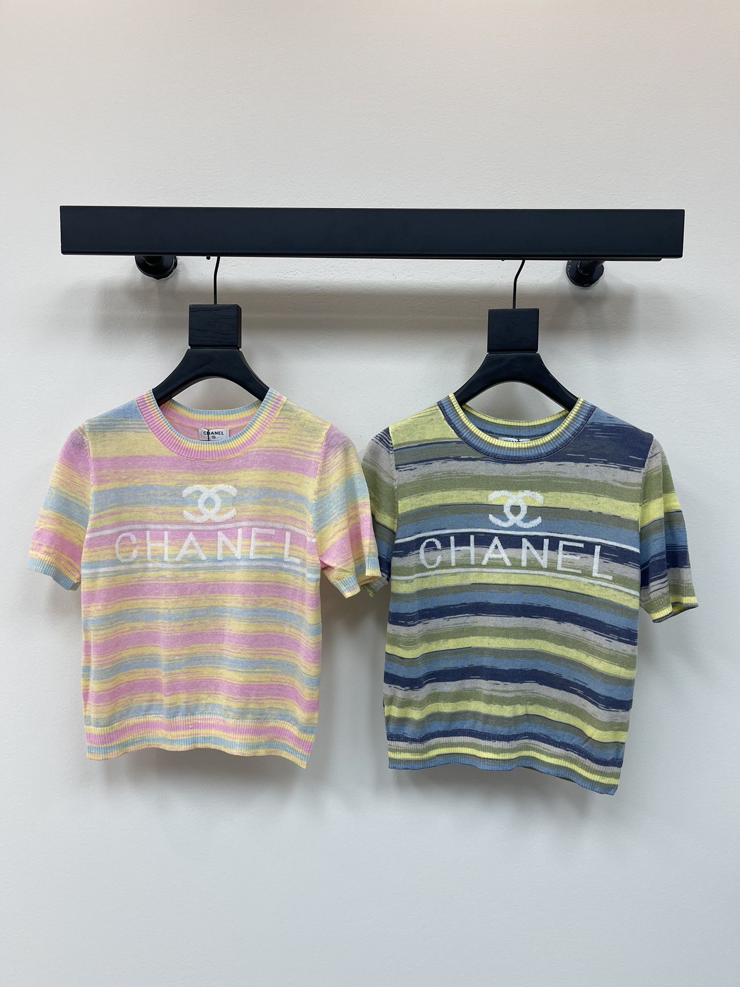 NO:426917,CHANE*25 new striped knitted short sleeves!  Customized wool yarn weaving, fixed color and dyeing, perfect restoration of the quality, soft and skin-friendly, comfortable and stylish, short-sleeved tailoring, appropriate skin-exposed neckline, beautify the proportion of head and shoulders, make the pinstripes collided with the thick stripes of the large body to form a sense of layering, multiple same-color gradient colors throughout the body intertwined with double C letter logo decoration on the chest, strong retro style, regular style highlights the figure, playful, age-reducing, and easy to control when traveling or having a relaxing party!  !  SML, chanel, T-shirt, alexander wang19860909CHANE*25新款条纹针织短袖！定制羊毛纱线织造 定色定染 完美还原品相 柔软亲肤 舒适有型 短袖剪裁 领口恰当露肤 美化头肩比例更显瘦 细条纹包边与大身粗条纹碰撞形成层次感 通体多重同色渐变色交织胸前双C字母徽标装饰 复古风格强烈 常规版型突显身材 俏皮减龄显白 日常出行或轻松聚会轻松驾驭！！SML,,chanel,T-shirt,alexander wang,Women's clothing