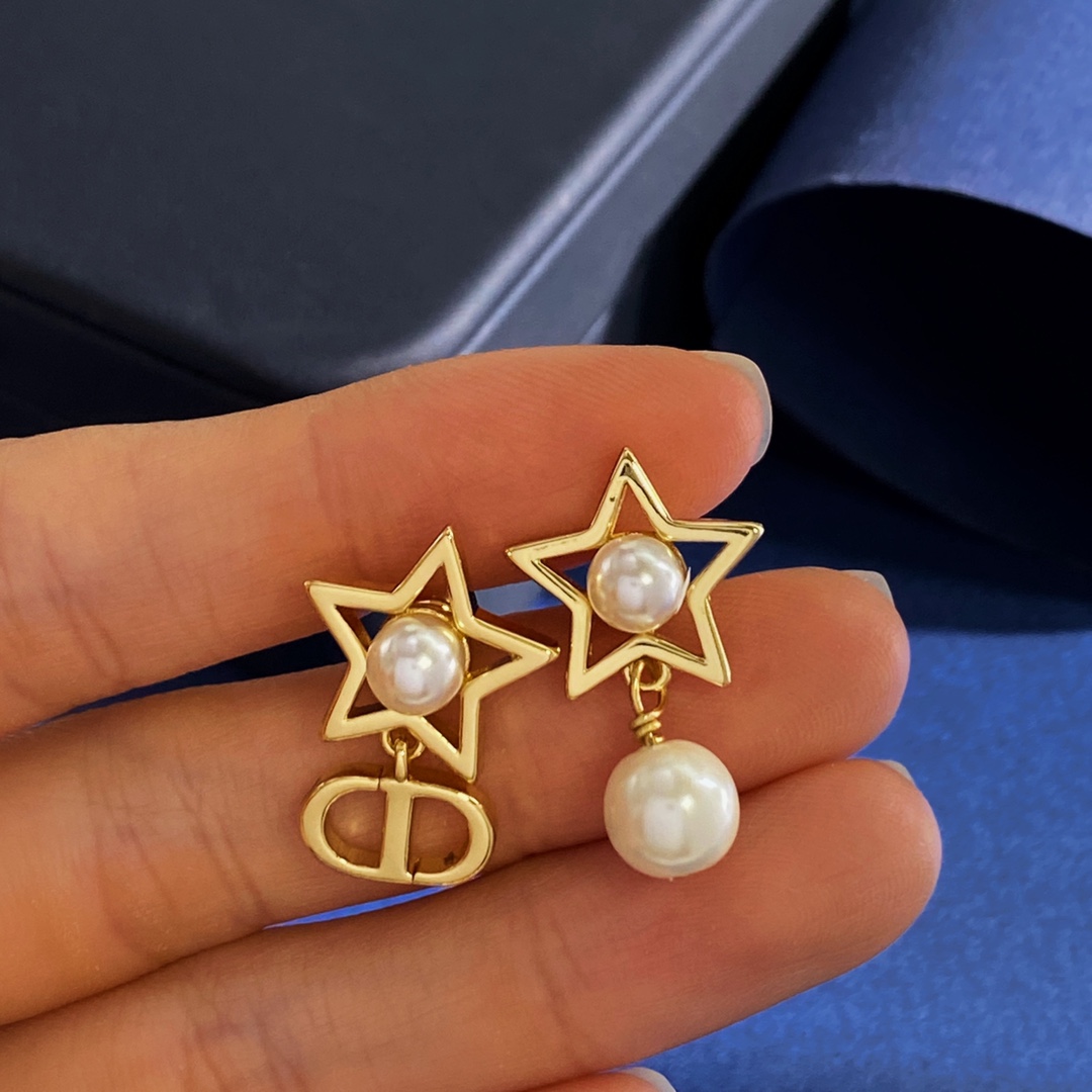 Dior 迪奥DIOR韩版 新品金属光面镂空五角星形珍珠CD字母AB配耳钉