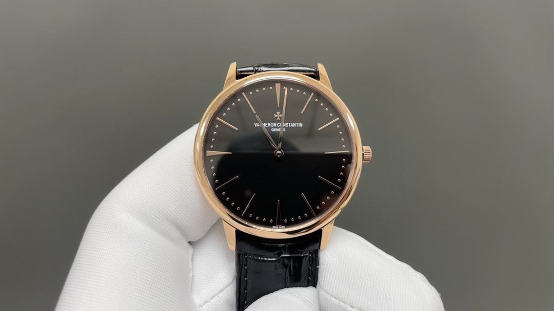 NO:393155,VC+ Factory Original 78g counterweight version Vacheron Constantin inheritance series 85180 watch [case] The only counterweight size 40mmX8.65mm [weight] Say goodbye to light and flutter, the only counterweight original K gold 78g weight [movement] The only counterweight direction of the balance wheel is changed to Vacheron Constantin's own movement. The parts from plywood to steel wheels are decorated by watchmakers to maximize the original exquisite craftsmanship level [watch mirror] The two sapphire glass mirrors in front and back are all anti-disiasing coatings. [string] Double-layer Italian calfskin with top-level cross-type Malta pin buckle VC+ pursues perfection and achieves extraordinary results~~~ Show you the quality closest to the original, vacheron, cowhide19860909VC+ Factory 原版78克配重版  江诗丹顿传承系列85180腕表【表壳】唯一对版尺寸 40mmX8.65mm【重量】告别轻飘飘,唯一对版原装K金78克重量【机芯】唯一对版摆轮方向改江诗丹顿自产机芯,从夹板到钢轮等部件均由制表师精工装饰,最大限度呈现原装精湛的工艺水平【表镜】前后两片蓝宝石玻璃镜面,均有防眩晕镀膜处理.【表带】双层意大利小牛皮搭配顶级十字卜型马耳他针扣 VC+追求完美,成就非凡～～ 为您呈现最接近原装的品质,,vacheron,cowhide,Watch