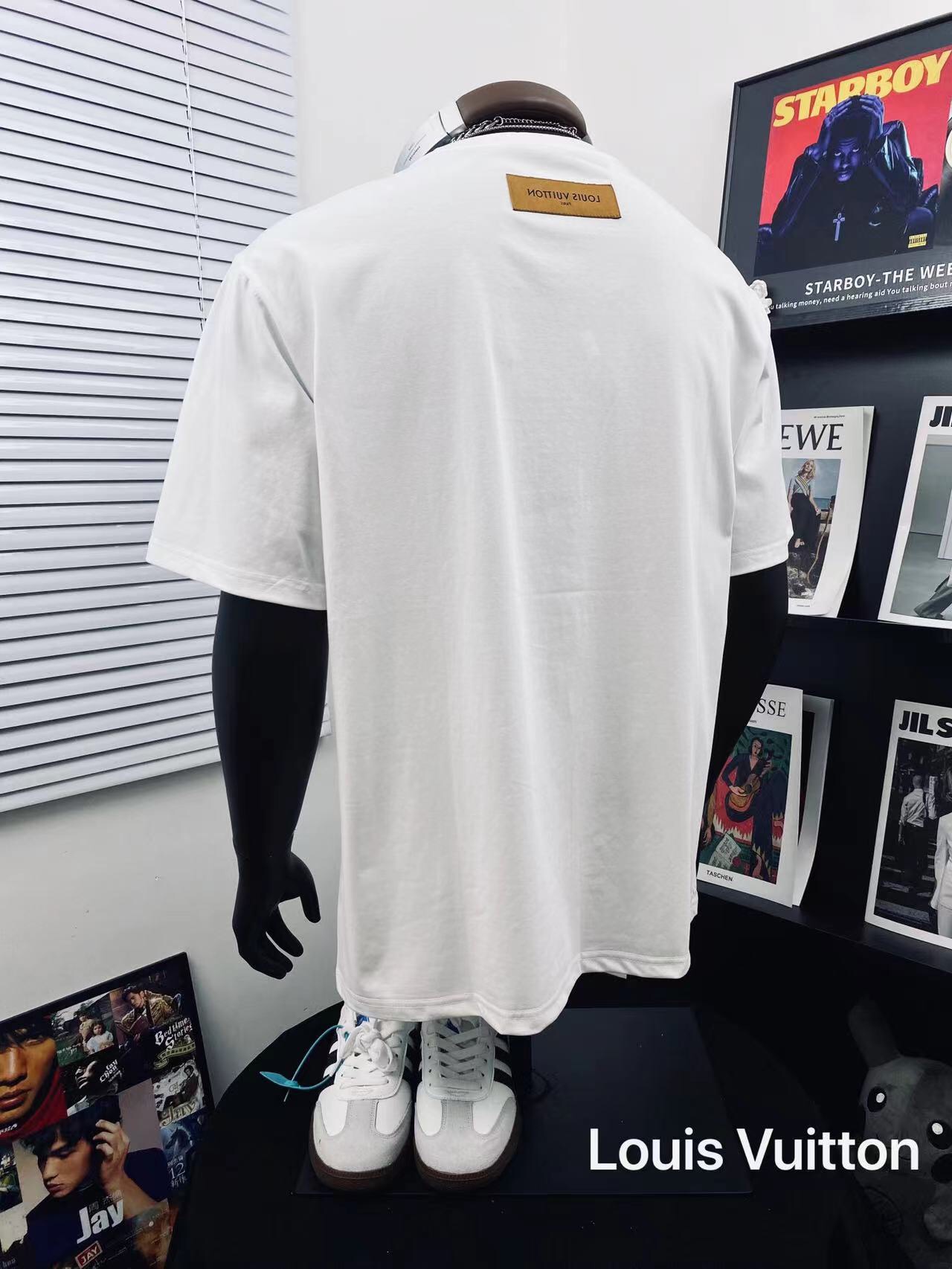 💰180包邮
Louis Vuitton驴🏠贴布重工印花男女休闲短袖T恤🌿
⚠️高版本 不得不推荐一款非常受欢迎的硬货！260克双沙面料 上身贴合柔软 清清爽爽夏季你需要这样一件超百搭的T恤👏
采用的技术是德国进口的数码印机 所以印花是超清晰的 穿久了不会裂 普通的印花技术根本做不到🙅‍♂️
版型超正！宽松舒适！情侣款💑百搭首选！非常奈斯
颜色：白色
尺码:   M__XXL
           M         L       XL      2XL
衣长  70         72      74       76
胸围  108       110     112     114
肩宽  46         48      50       52
  （手工测量 存在1~2厘米的误差哦）