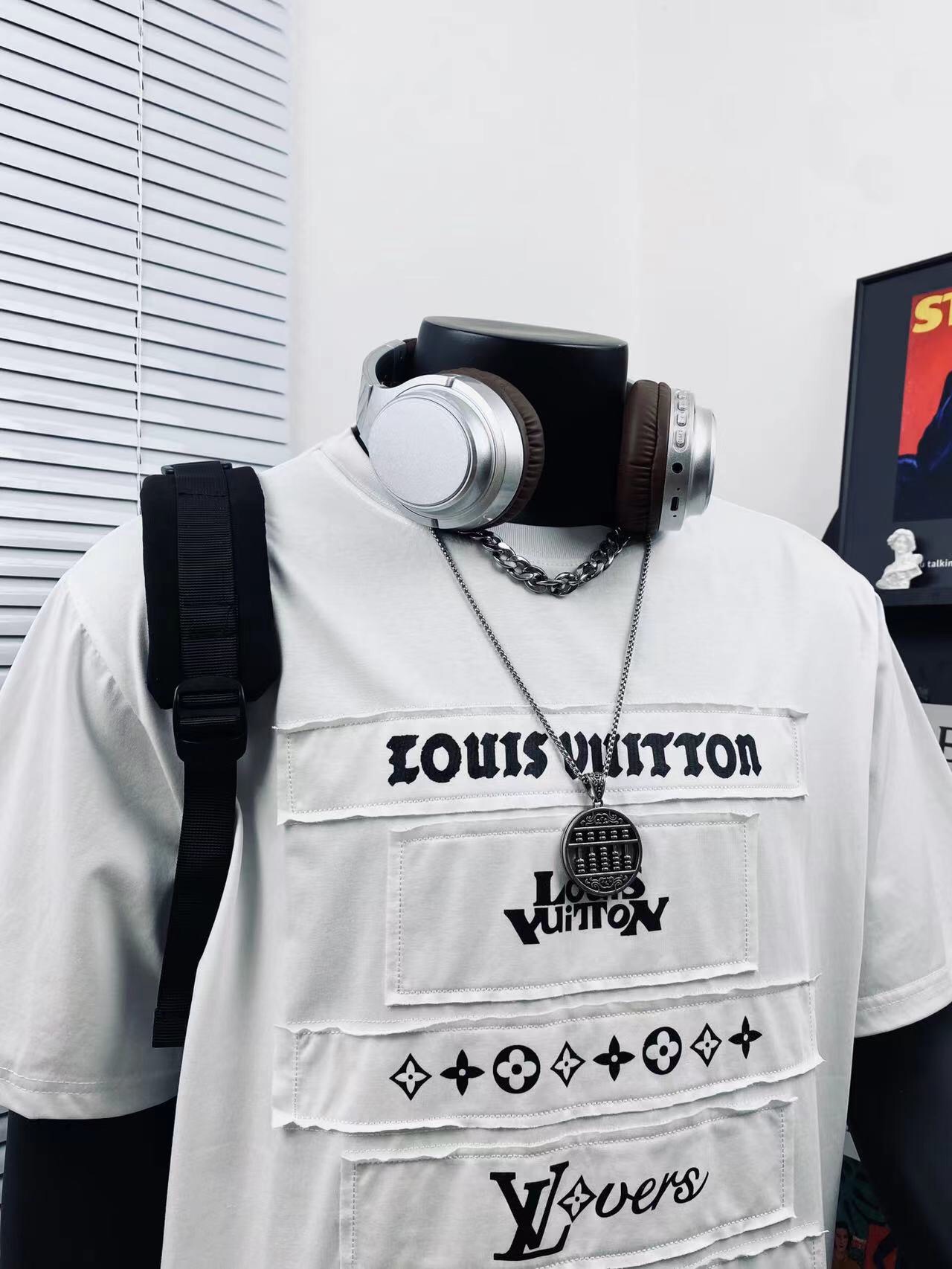 💰180包邮
Louis Vuitton驴🏠贴布重工印花男女休闲短袖T恤🌿
⚠️高版本 不得不推荐一款非常受欢迎的硬货！260克双沙面料 上身贴合柔软 清清爽爽夏季你需要这样一件超百搭的T恤👏
采用的技术是德国进口的数码印机 所以印花是超清晰的 穿久了不会裂 普通的印花技术根本做不到🙅‍♂️
版型超正！宽松舒适！情侣款💑百搭首选！非常奈斯
颜色：白色
尺码:   M__XXL
           M         L       XL      2XL
衣长  70         72      74       76
胸围  108       110     112     114
肩宽  46         48      50       52
  （手工测量 存在1~2厘米的误差哦）