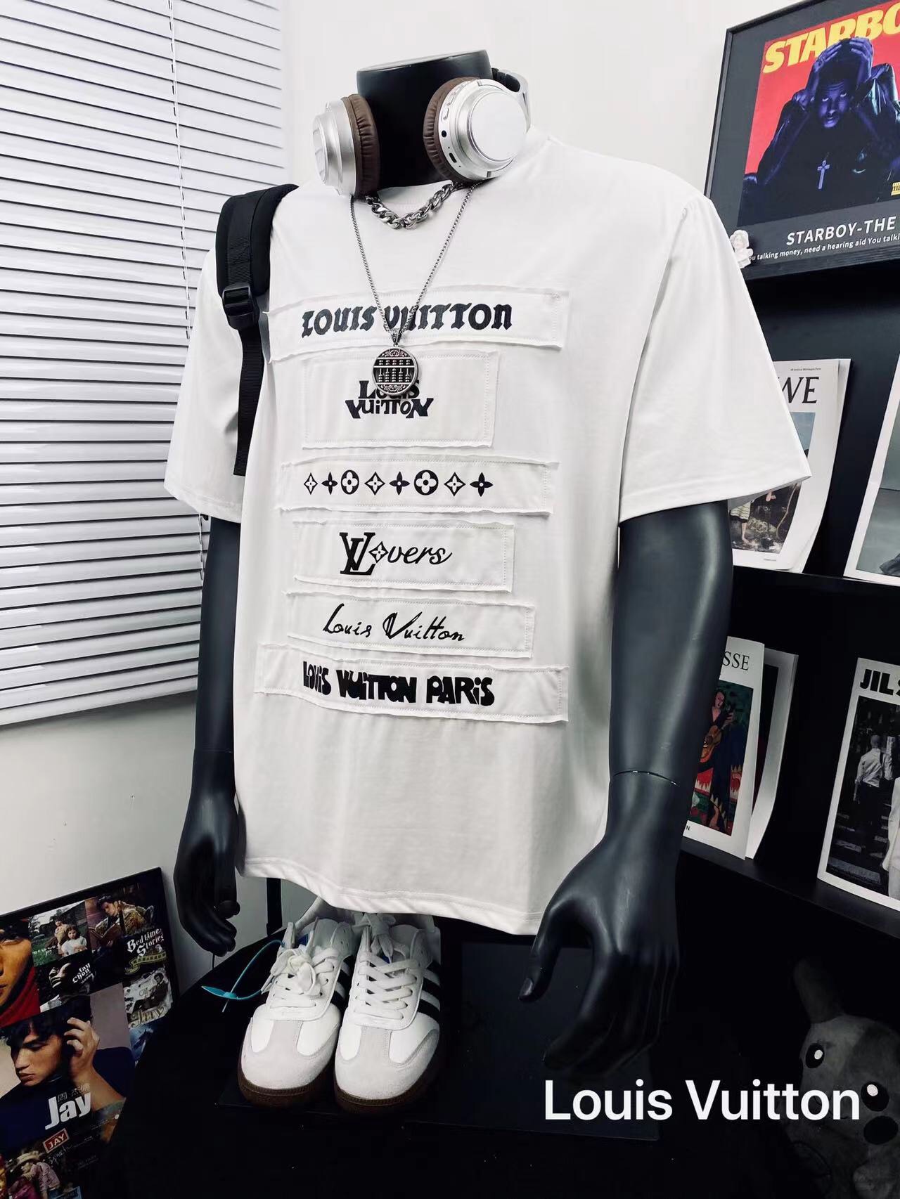 💰180包邮
Louis Vuitton驴🏠贴布重工印花男女休闲短袖T恤🌿
⚠️高版本 不得不推荐一款非常受欢迎的硬货！260克双沙面料 上身贴合柔软 清清爽爽夏季你需要这样一件超百搭的T恤👏
采用的技术是德国进口的数码印机 所以印花是超清晰的 穿久了不会裂 普通的印花技术根本做不到🙅‍♂️
版型超正！宽松舒适！情侣款💑百搭首选！非常奈斯
颜色：白色
尺码:   M__XXL
           M         L       XL      2XL
衣长  70         72      74       76
胸围  108       110     112     114
肩宽  46         48      50       52
  （手工测量 存在1~2厘米的误差哦）