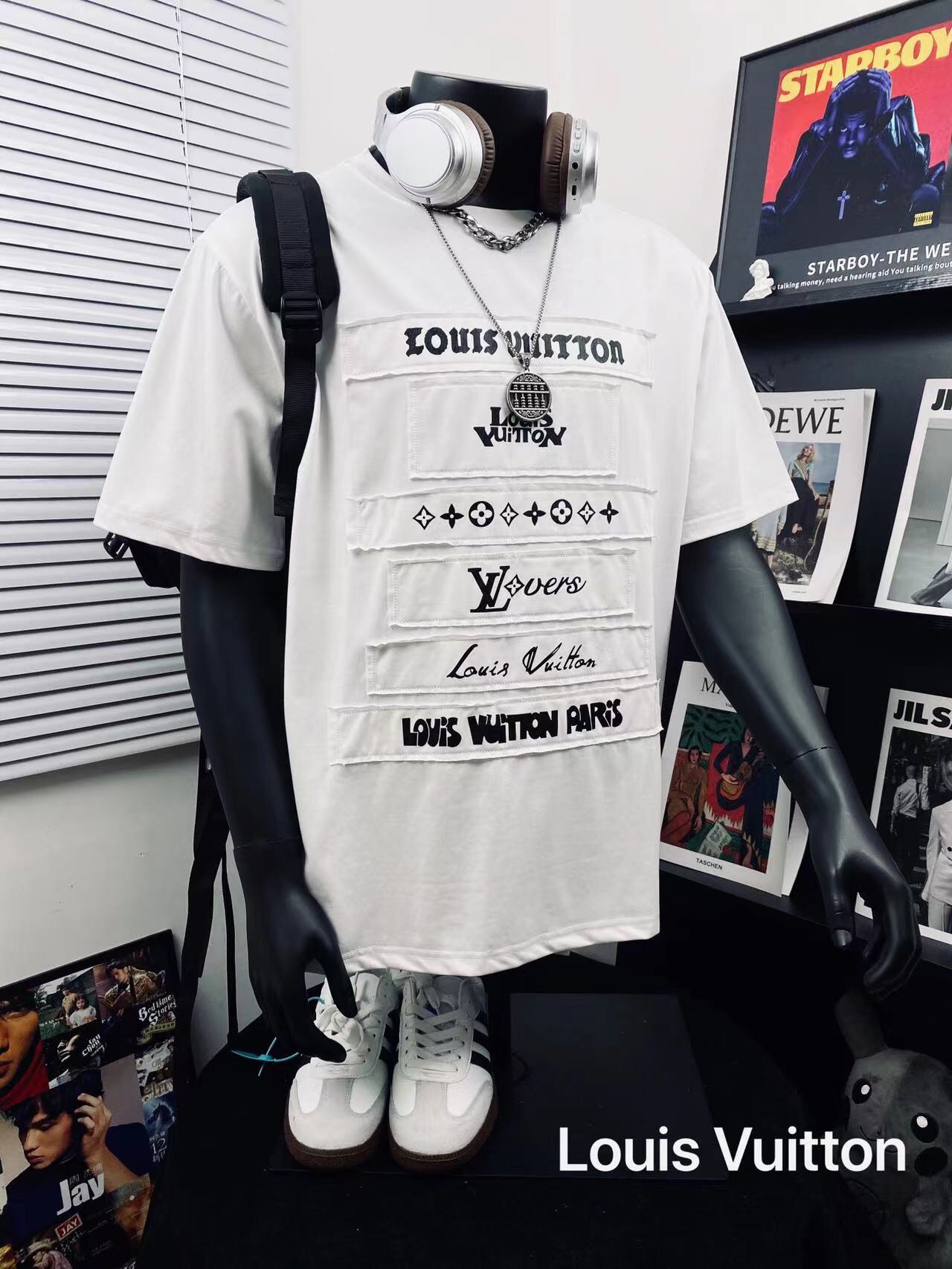 💰180包邮
Louis Vuitton驴🏠贴布重工印花男女休闲短袖T恤🌿
⚠️高版本 不得不推荐一款非常受欢迎的硬货！260克双沙面料 上身贴合柔软 清清爽爽夏季你需要这样一件超百搭的T恤👏
采用的技术是德国进口的数码印机 所以印花是超清晰的 穿久了不会裂 普通的印花技术根本做不到🙅‍♂️
版型超正！宽松舒适！情侣款💑百搭首选！非常奈斯
颜色：白色
尺码:   M__XXL
           M         L       XL      2XL
衣长  70         72      74       76
胸围  108       110     112     114
肩宽  46         48      50       52
  （手工测量 存在1~2厘米的误差哦）