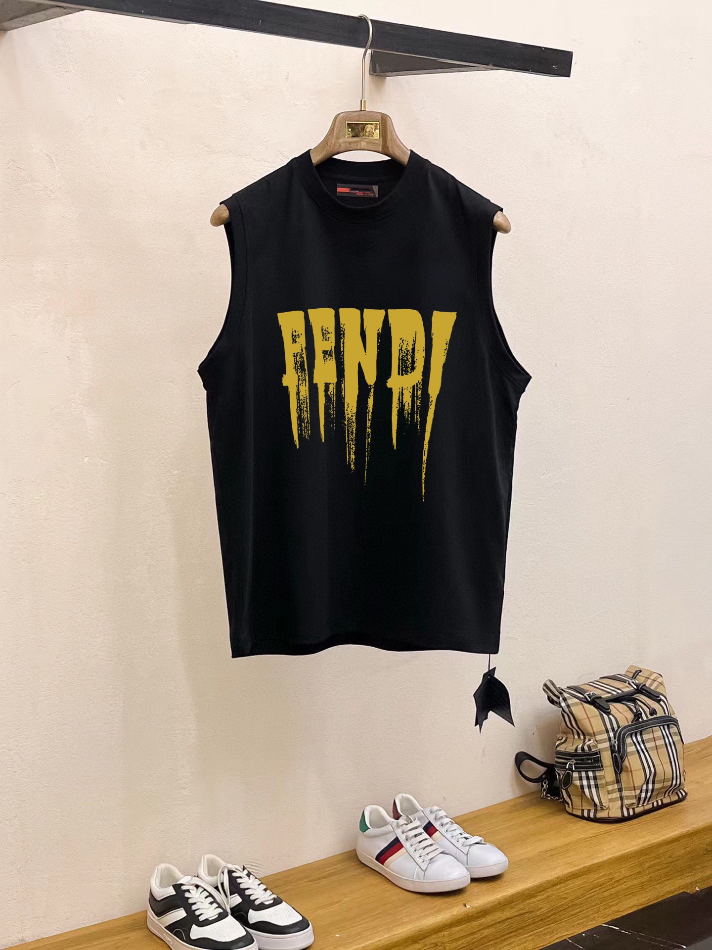 Fendi 品牌【FENDI 芬迪】2025夏季新品背心T袖 简约款式 任何人都可以轻松驾驶 进口定制丝光棉面料 手软舒适有型 吸汗透气