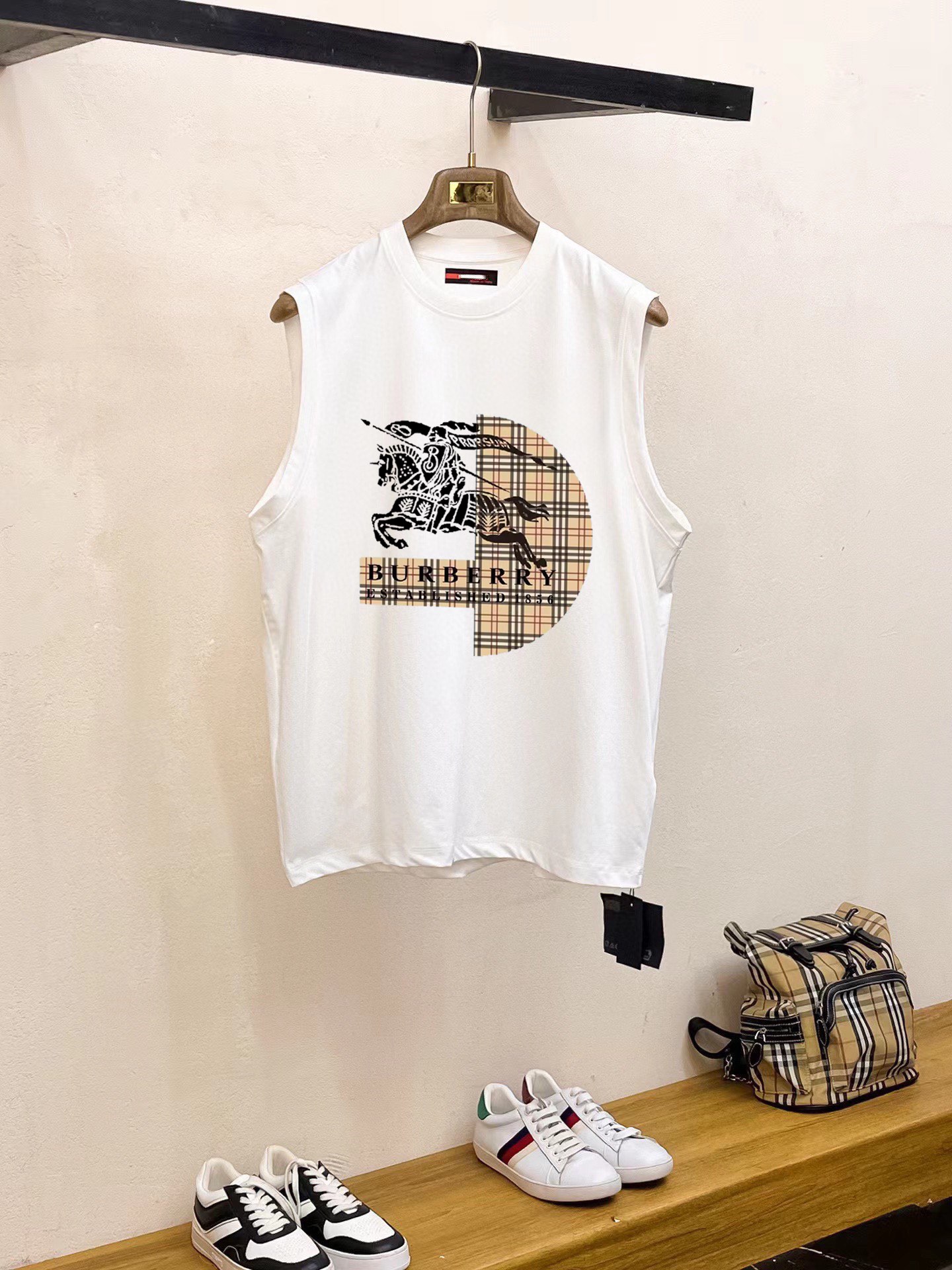 Burberry 品牌【BURBERRY 巴宝莉】2025夏季新品背心T袖 简约款式 任何人都可以轻松驾驶 进口定制丝光棉面料 手软舒适有型 吸汗透气