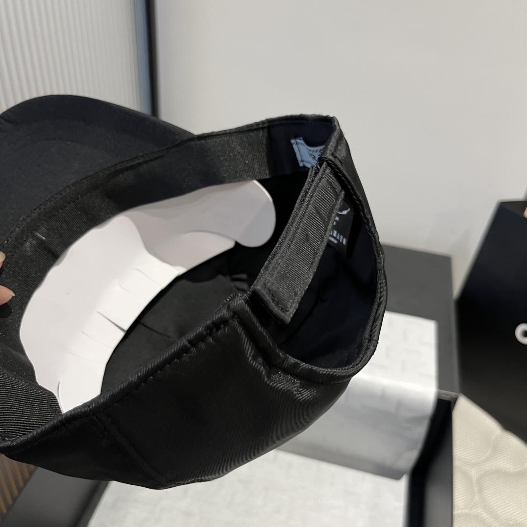 P

普拉达新款鸭舌帽