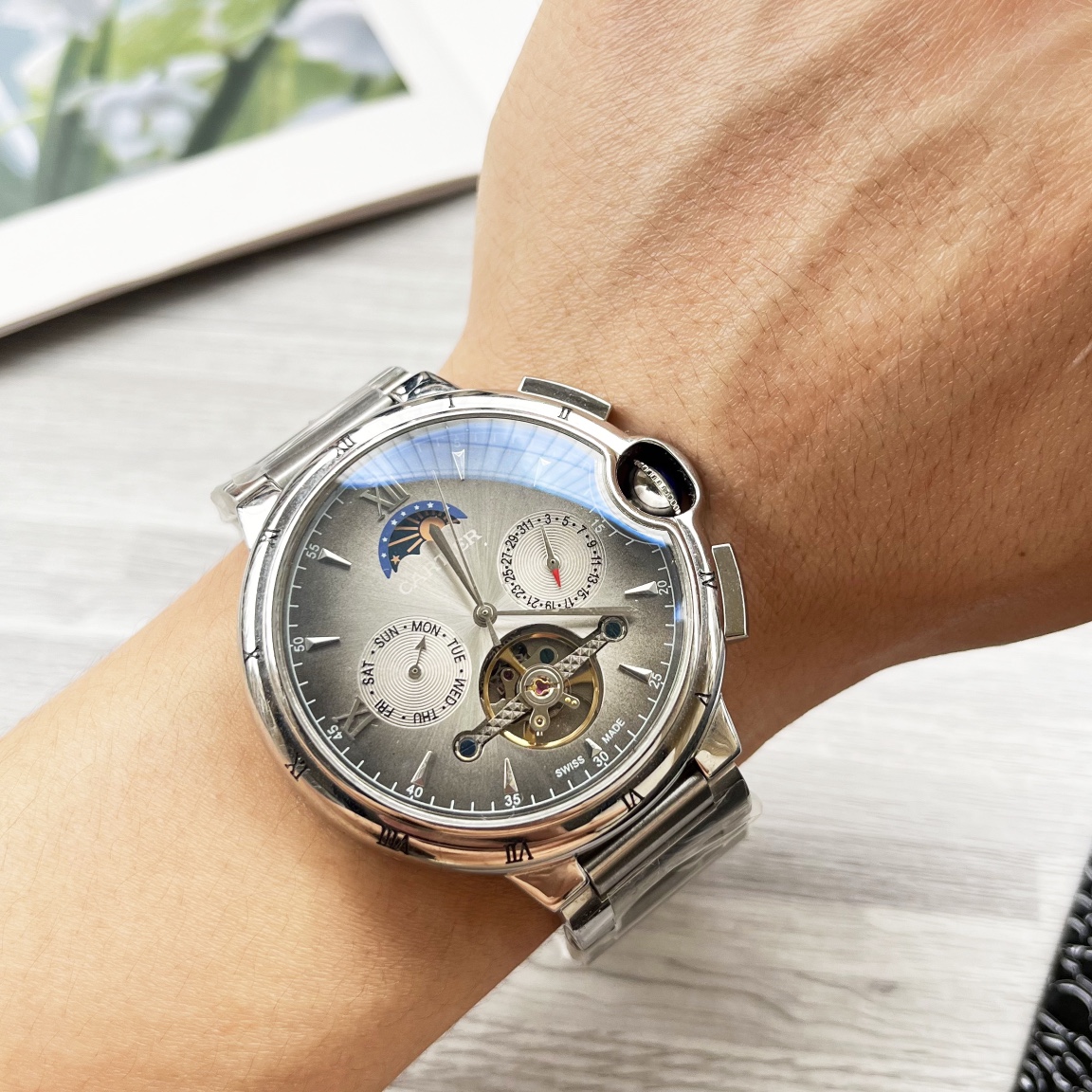 NO:338212,Platinum Steel 30 Blue Balloon Series Shockingly launched [Latest] Cartier Multifunctional Boutique Design [Type] Boutique Men's Watch [Watch Strap] Real Cowhide Strap [Movement] High-end Fully Automatic Mechanical Movement [Mirror] Mineral Strengthened Glass (More High Definition) Elegant Taste, Exotic, Ingenious, Ingenious, Wrist Treasure, Size Diameter 42mm Thickness 12.5mm Hot Sale!  Welcome to reprint!  cartier cowhide19860909白金钢30 蓝气球系列 震撼上市【最新】卡地亚 多功能精品设计【类型】精品男士腕表【表带】真牛皮表带【机芯】高端全自动机械机芯【镜面】矿物质强化玻璃（更高清） 品味高雅 浩瀚大气 匠心独运 腕间瑰宝 尺寸直径42mm厚12.5mm热卖上市！欢迎转载！,,cartier,cowhide,Watch