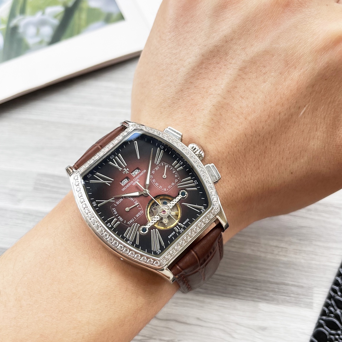 NO:338157,White gold wine barrel new product shockingly launched [Latest] Jiang Shi Danton Multifunctional fine, three-pin large flywheel design [Type] boutique men's watch [Watch strap] real cowhide strap [Movement] high-end fully automatic mechanical movement [Mirror] mineral reinforced glass (more high definition) Elegant taste, vast and atmospheric, ingenious, wrist treasure, size diameter 42mm thick 12.5mm hot sale!  Welcome to reprint!  ,,cowhide19860909白 金 酒桶新品 震撼上市【最新】江诗单顿 多功能精品,三针大飞轮设计【类型】精品男士腕表【表带】真牛皮表带【机芯】高端全自动机械机芯【镜面】矿物质强化玻璃（更高清） 品味高雅 浩瀚大气 匠心独运 腕间瑰宝 尺寸直径42mm厚12.5mm热卖上市！欢迎转载！,,cowhide,Watch