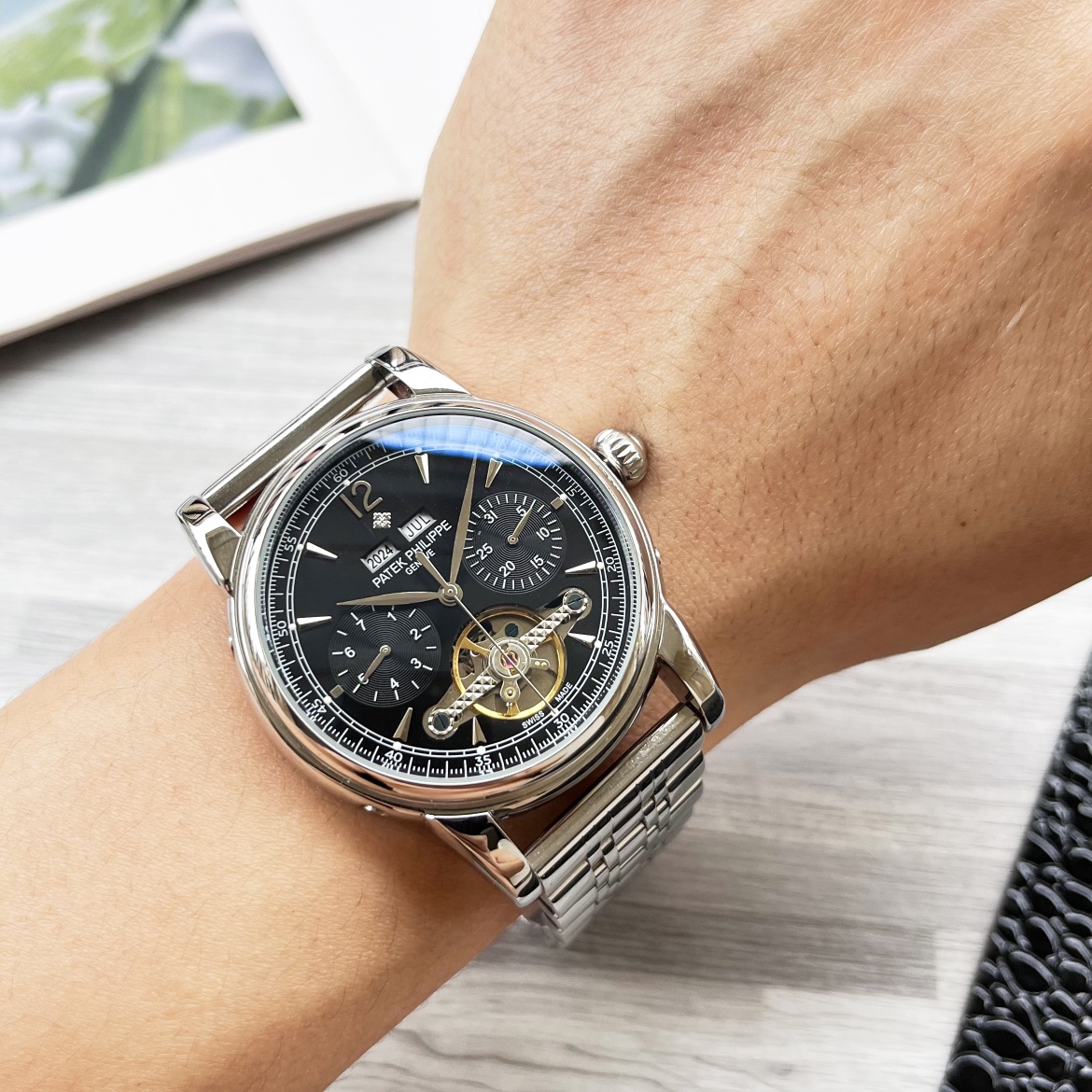 NO:338211,White, Gold, Steel 20 Men's Love Multifunctional Watch [Latest] Patek Philippe's Best Design Exclusive First Launch [Type] Boutique Men's Watch [Watch Strap] 316 Stainless Steel/Real Cowhide Strap [Movement] High-end Fully Automatic Mechanical Movement [Mirror] Mineral Strengthened Glass (More High Definition) Elegant Taste, Extreme and Atmosphere, Ingenious and Ingenious Wrist Treasure, Size Diameter 41mm Thickness 12mm Hot Sale!  Welcome to reprint!  ,,patek philippe,cowhide19860909白 金 钢20 男人挚爱多功能腕表【最新】百达翡丽最佳设计独家首发【类型】精品男士腕表【表带】316精钢/真牛皮表带【机芯】高端全自动机械机芯【镜面】矿物质强化玻璃（更高清） 品味高雅 浩瀚大气 匠心独运 腕间瑰宝 尺寸直径41mm厚12mm热卖上市！欢迎转载！,,patek philippe,cowhide,Watch