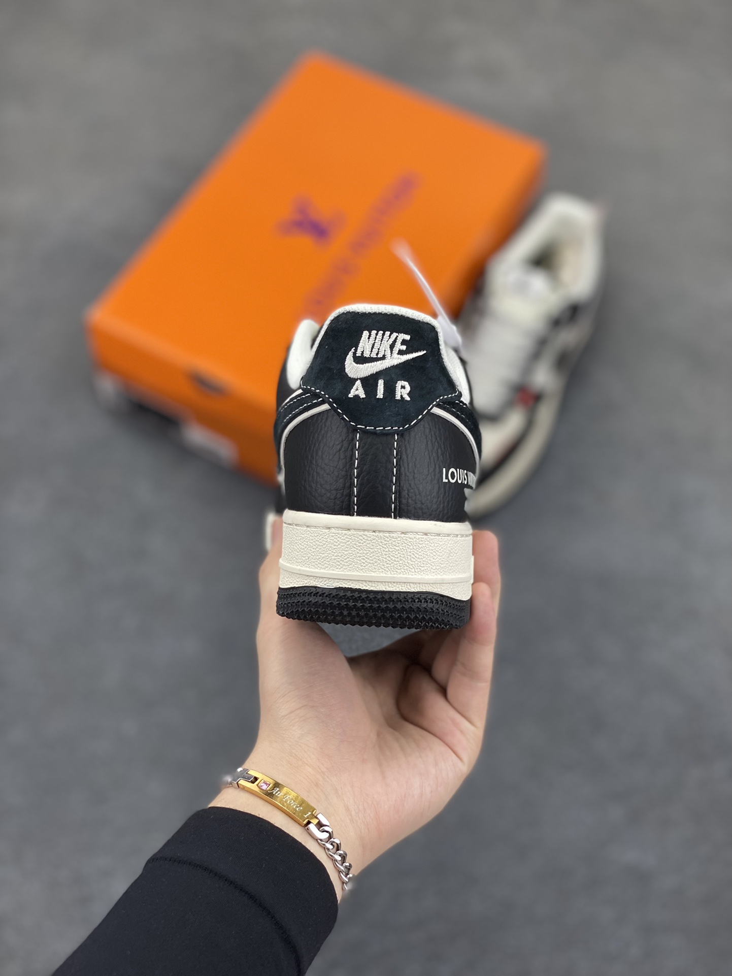 图片[4]-NIke Air Force 1 \’07 Low “LV联名——荔纹黑”空军一号 低帮 运动鞋 休闲鞋 折边针车 工艺难度大 原楦头原纸板 原装鞋盒 定制五金配件 内置全掌气垫 原厂鞋底 货号：YX5066-349 尺码：36 36.5 37.5 38 38.5 39 40 40.5 41 42 42.5 43 44 44.5 45-选品中心