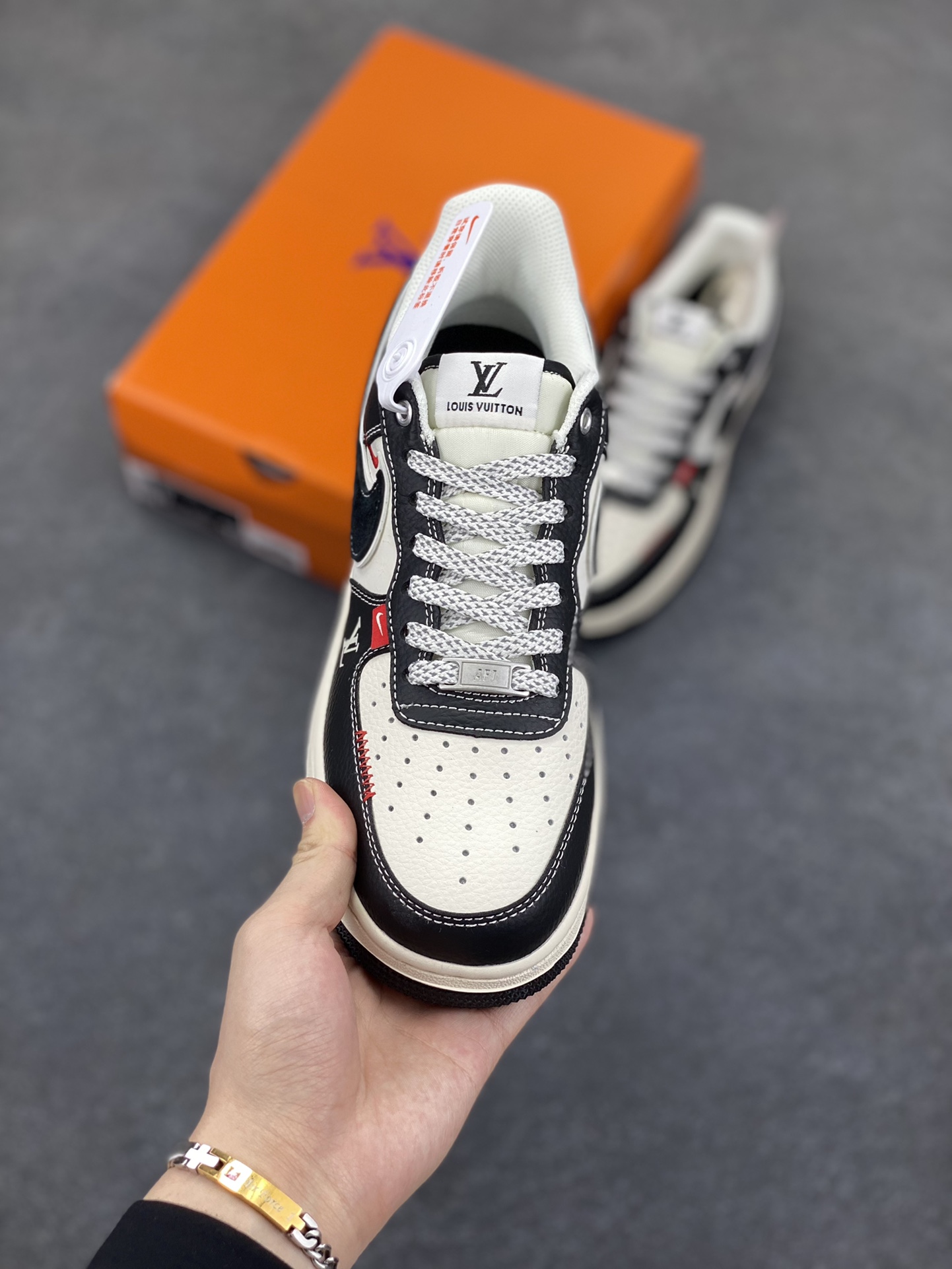 图片[2]-NIke Air Force 1 \’07 Low “LV联名——荔纹黑”空军一号 低帮 运动鞋 休闲鞋 折边针车 工艺难度大 原楦头原纸板 原装鞋盒 定制五金配件 内置全掌气垫 原厂鞋底 货号：YX5066-349 尺码：36 36.5 37.5 38 38.5 39 40 40.5 41 42 42.5 43 44 44.5 45-选品中心