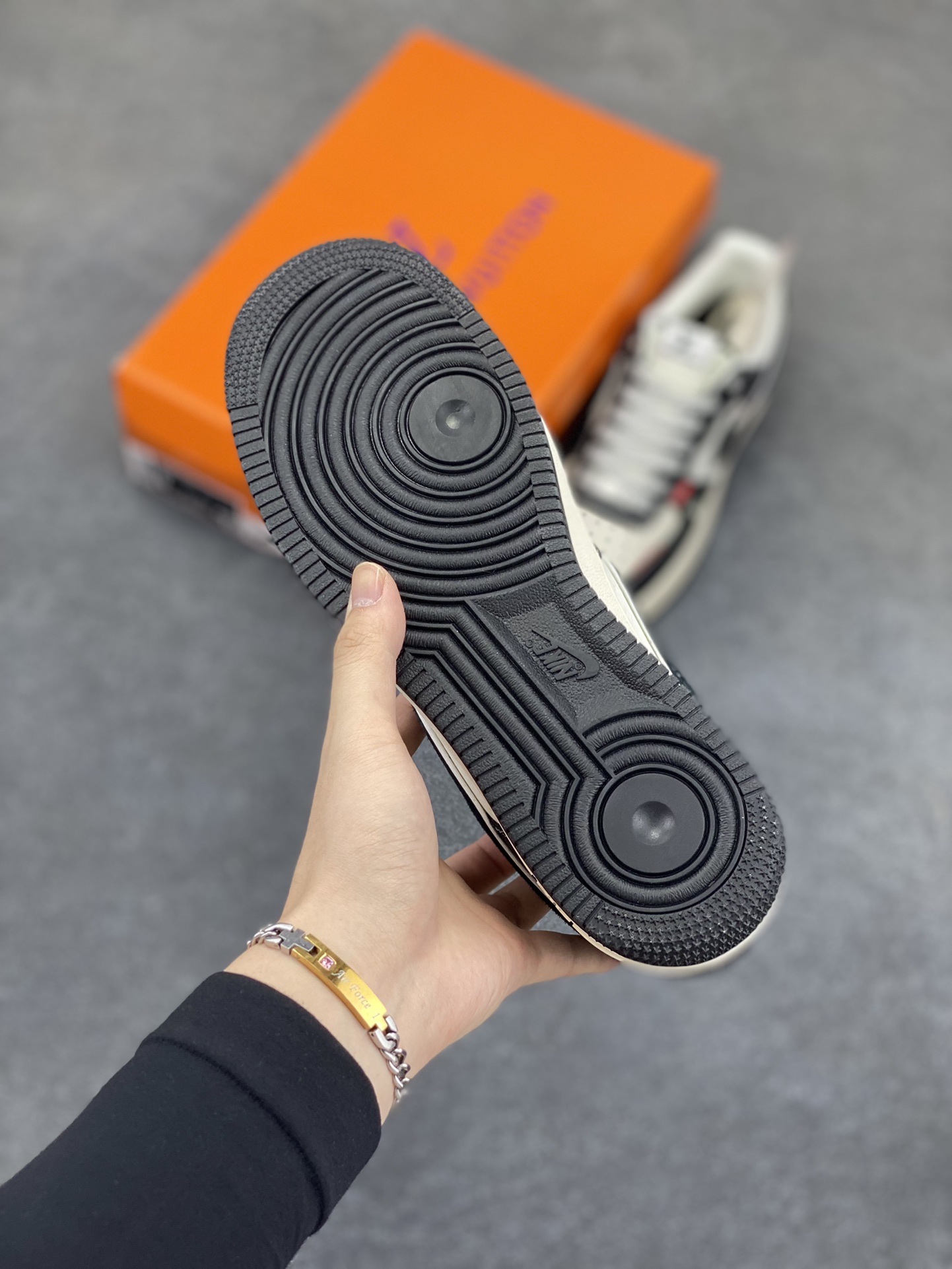 图片[5]-NIke Air Force 1 \’07 Low “LV联名——荔纹黑”空军一号 低帮 运动鞋 休闲鞋 折边针车 工艺难度大 原楦头原纸板 原装鞋盒 定制五金配件 内置全掌气垫 原厂鞋底 货号：YX5066-349 尺码：36 36.5 37.5 38 38.5 39 40 40.5 41 42 42.5 43 44 44.5 45-选品中心