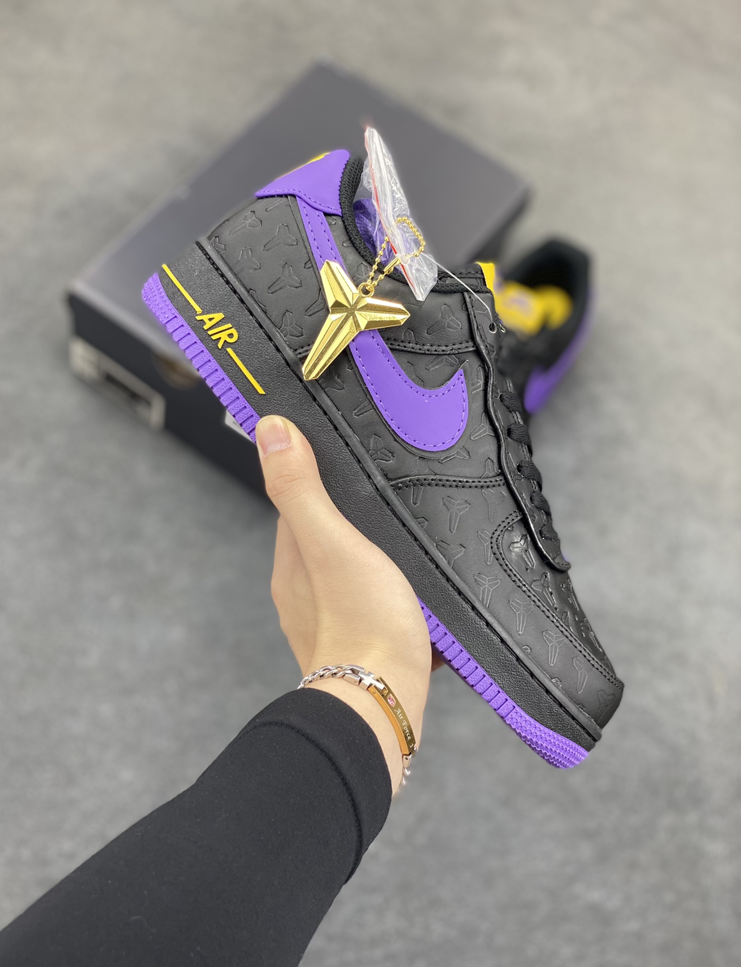 Nike Air Force 1 Low 空军一号低帮百搭休闲运动板鞋。柔软、弹性十足的缓震性能和出色的中底设计，横跨复古与现代的外型结合，造就出风靡全球三十多年的Force 1，直到今天还深受青睐。 货号：II7062-500 尺码：36 36.5 37.5 38 38.5 39 40 40.5 41 42 42.5 43 44 44.5 45-选品中心