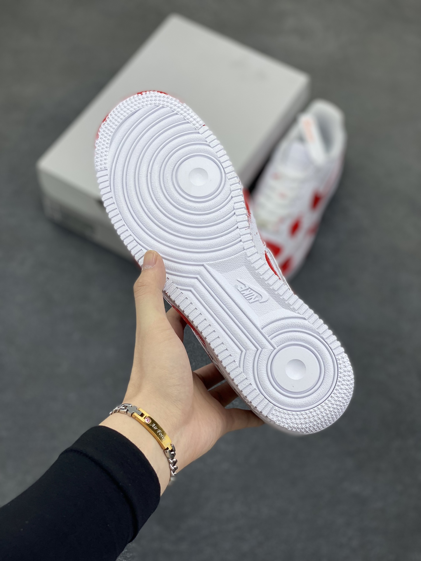 图片[5]-Nike Air Force 1 Low 空军一号低帮百搭休闲运动板鞋。柔软、弹性十足的缓震性能和出色的中底设计，横跨复古与现代的外型结合，造就出风靡全球三十多年的Force 1，直到今天还深受青睐。 货号：CW2288-111 尺码：36 36.5 37.5 38 38.5 39 40 40.5 41 42 42.5 43 44 44.5 45-选品中心