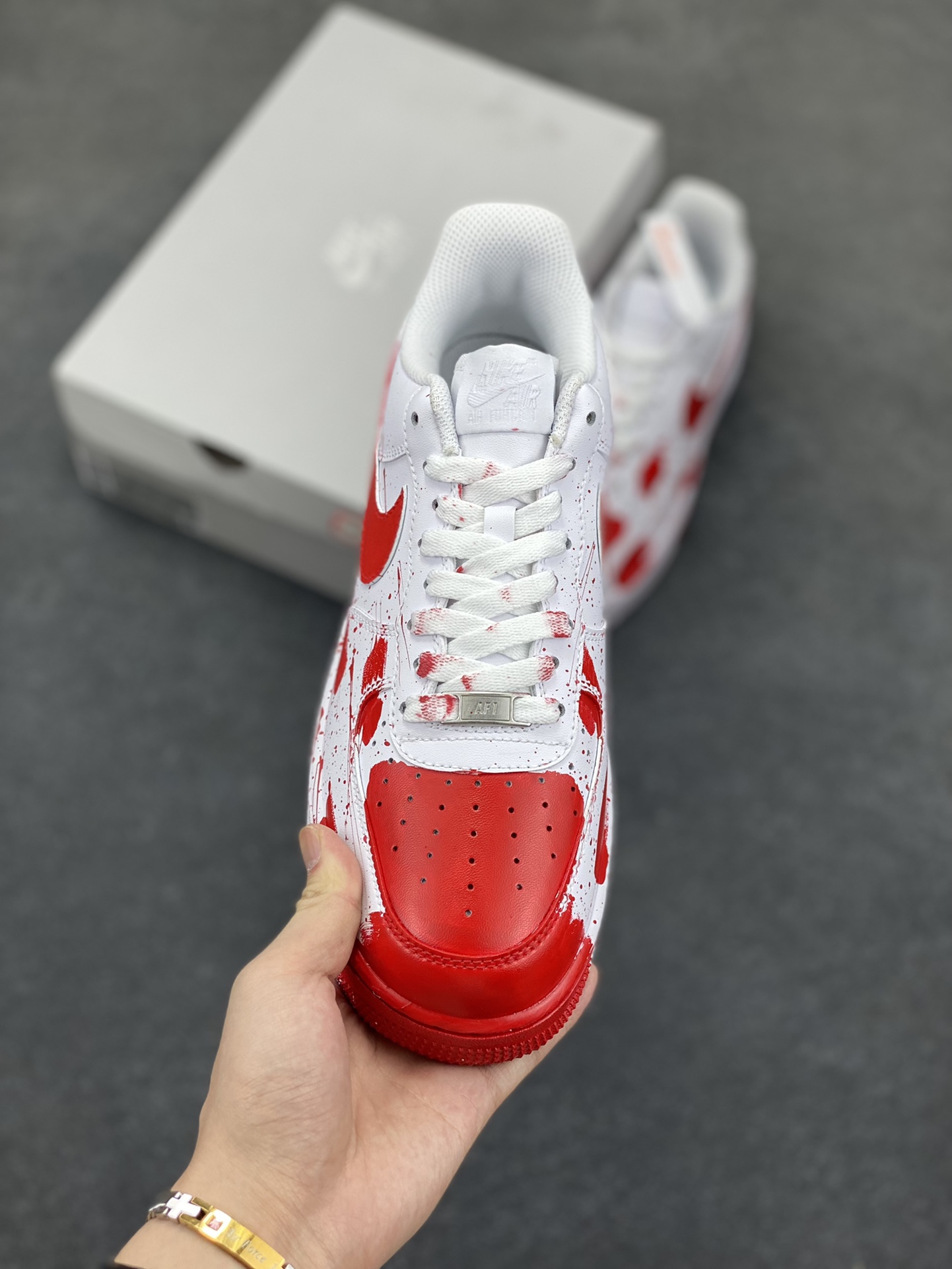 图片[2]-Nike Air Force 1 Low 空军一号低帮百搭休闲运动板鞋。柔软、弹性十足的缓震性能和出色的中底设计，横跨复古与现代的外型结合，造就出风靡全球三十多年的Force 1，直到今天还深受青睐。 货号：CW2288-111 尺码：36 36.5 37.5 38 38.5 39 40 40.5 41 42 42.5 43 44 44.5 45-选品中心