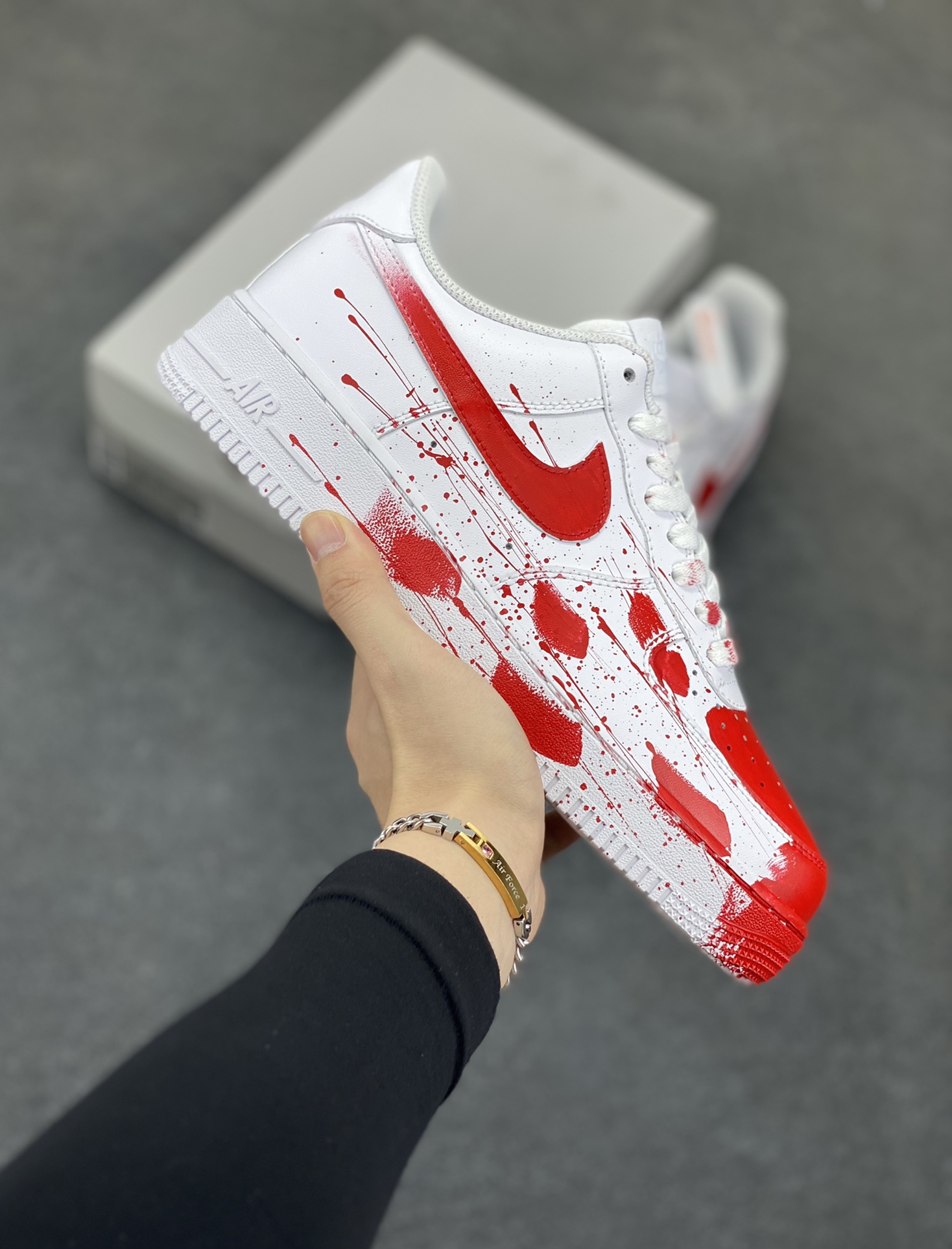 Nike Air Force 1 Low 空军一号低帮百搭休闲运动板鞋。柔软、弹性十足的缓震性能和出色的中底设计，横跨复古与现代的外型结合，造就出风靡全球三十多年的Force 1，直到今天还深受青睐。 货号：CW2288-111 尺码：36 36.5 37.5 38 38.5 39 40 40.5 41 42 42.5 43 44 44.5 45-选品中心