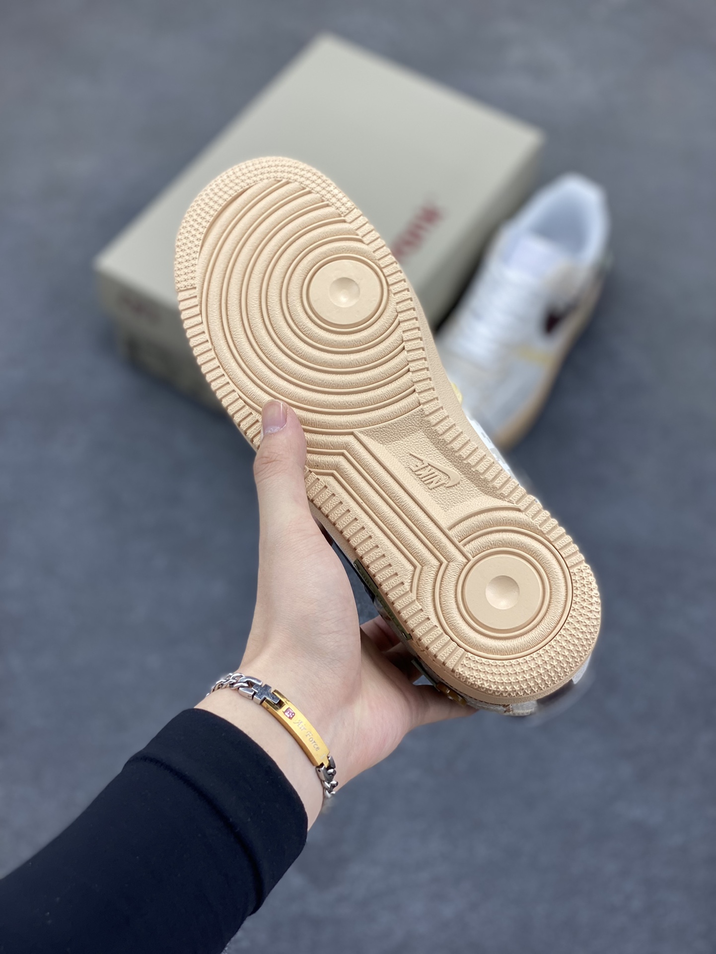 图片[5]-Nike Air Force 1 Low 空军一号低帮百搭休闲运动板鞋。柔软、弹性十足的缓震性能和出色的中底设计，横跨复古与现代的外型结合，造就出风靡全球三十多年的Force 1，直到今天还深受青睐。 货号：CW2288-111 尺码：36 36.5 37.5 38 38.5 39 40 40.5 41 42 42.5 43 44 44.5 45-选品中心