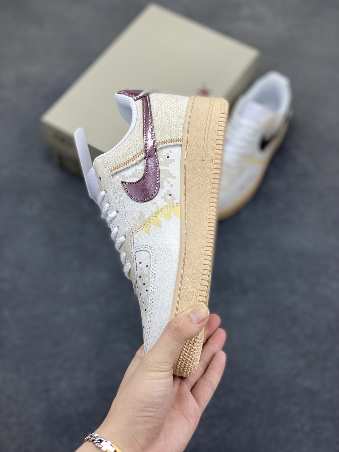 图片[3]-Nike Air Force 1 Low 空军一号低帮百搭休闲运动板鞋。柔软、弹性十足的缓震性能和出色的中底设计，横跨复古与现代的外型结合，造就出风靡全球三十多年的Force 1，直到今天还深受青睐。 货号：CW2288-111 尺码：36 36.5 37.5 38 38.5 39 40 40.5 41 42 42.5 43 44 44.5 45-选品中心