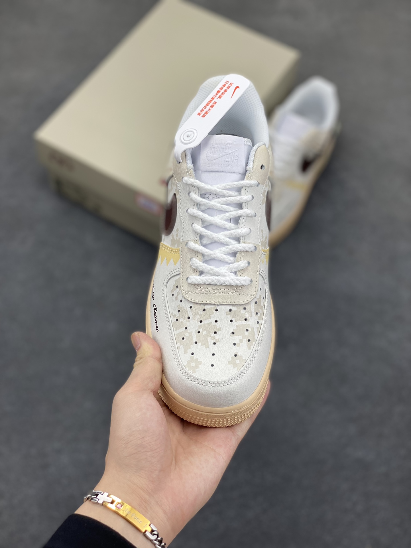 图片[2]-Nike Air Force 1 Low 空军一号低帮百搭休闲运动板鞋。柔软、弹性十足的缓震性能和出色的中底设计，横跨复古与现代的外型结合，造就出风靡全球三十多年的Force 1，直到今天还深受青睐。 货号：CW2288-111 尺码：36 36.5 37.5 38 38.5 39 40 40.5 41 42 42.5 43 44 44.5 45-选品中心