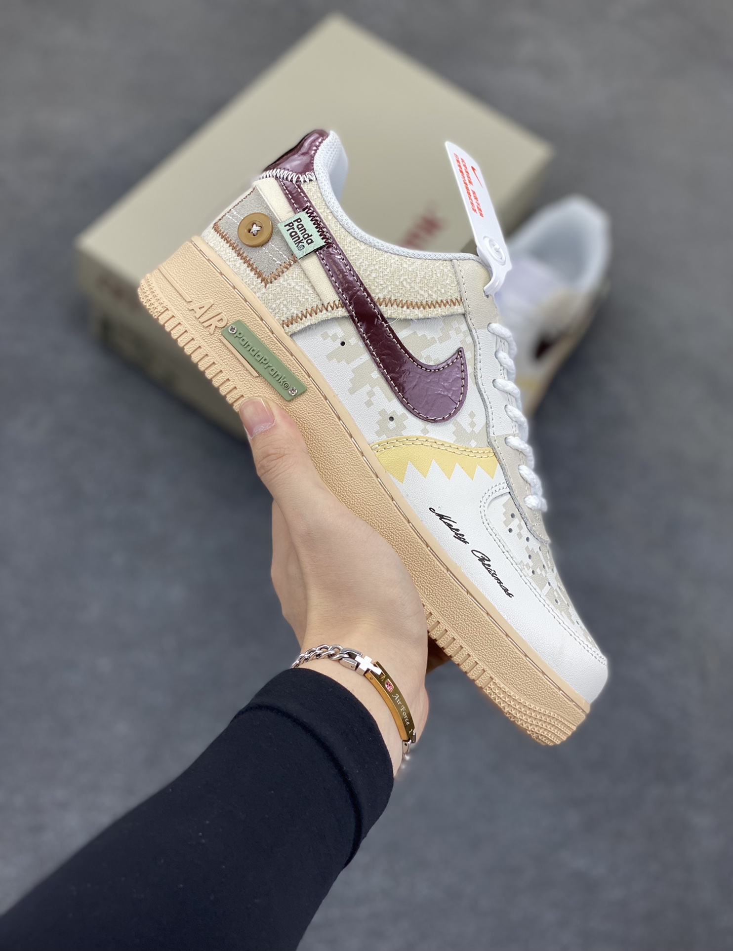 Nike Air Force 1 Low 空军一号低帮百搭休闲运动板鞋。柔软、弹性十足的缓震性能和出色的中底设计,横跨复古与现代的外型结合,造就出风靡全球三十多年的Force 1,直到今天还深受青睐。 货号:CW2288-111 尺码:36 36.5 37.5 38 38.5 39 40 40.5 41 42 42.5 43 44 44.5 45-选品中心