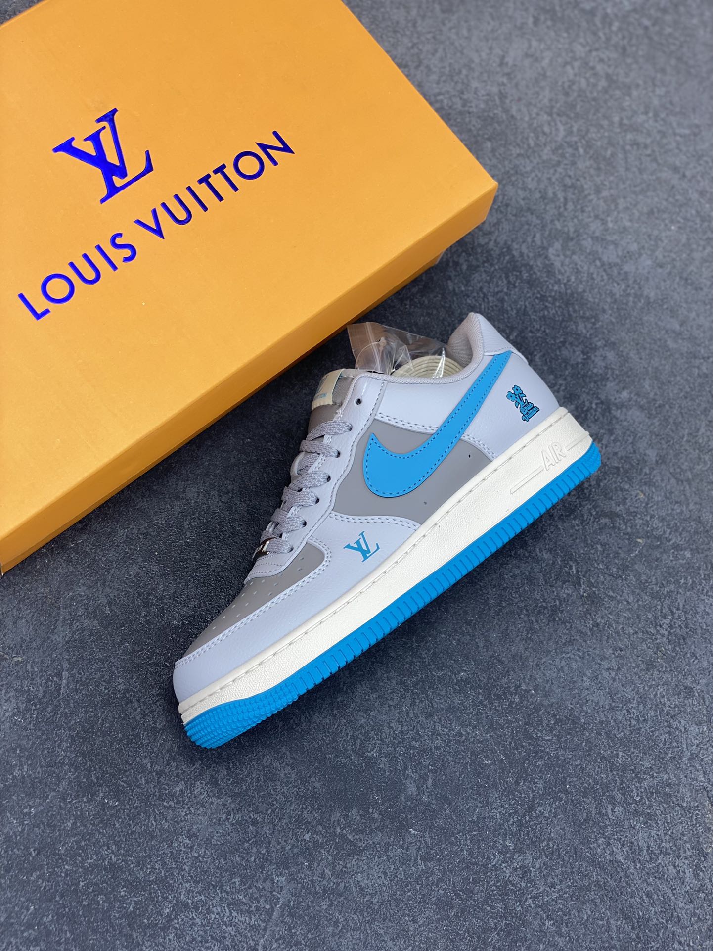 图片[7]-NIke Air Force 1 \’07 Low “LV联名——灰蓝底”空军一号 低帮 运动鞋 休闲鞋 折边针车 工艺难度大 原楦头原纸板 原装鞋盒 定制五金配件 内置全掌气垫 原厂鞋底 货号：JJ2508-704 尺码：36 36.5 37.5 38 38.5 39 40 40.5 41 42 42.5 43 44 44.5 45-选品中心